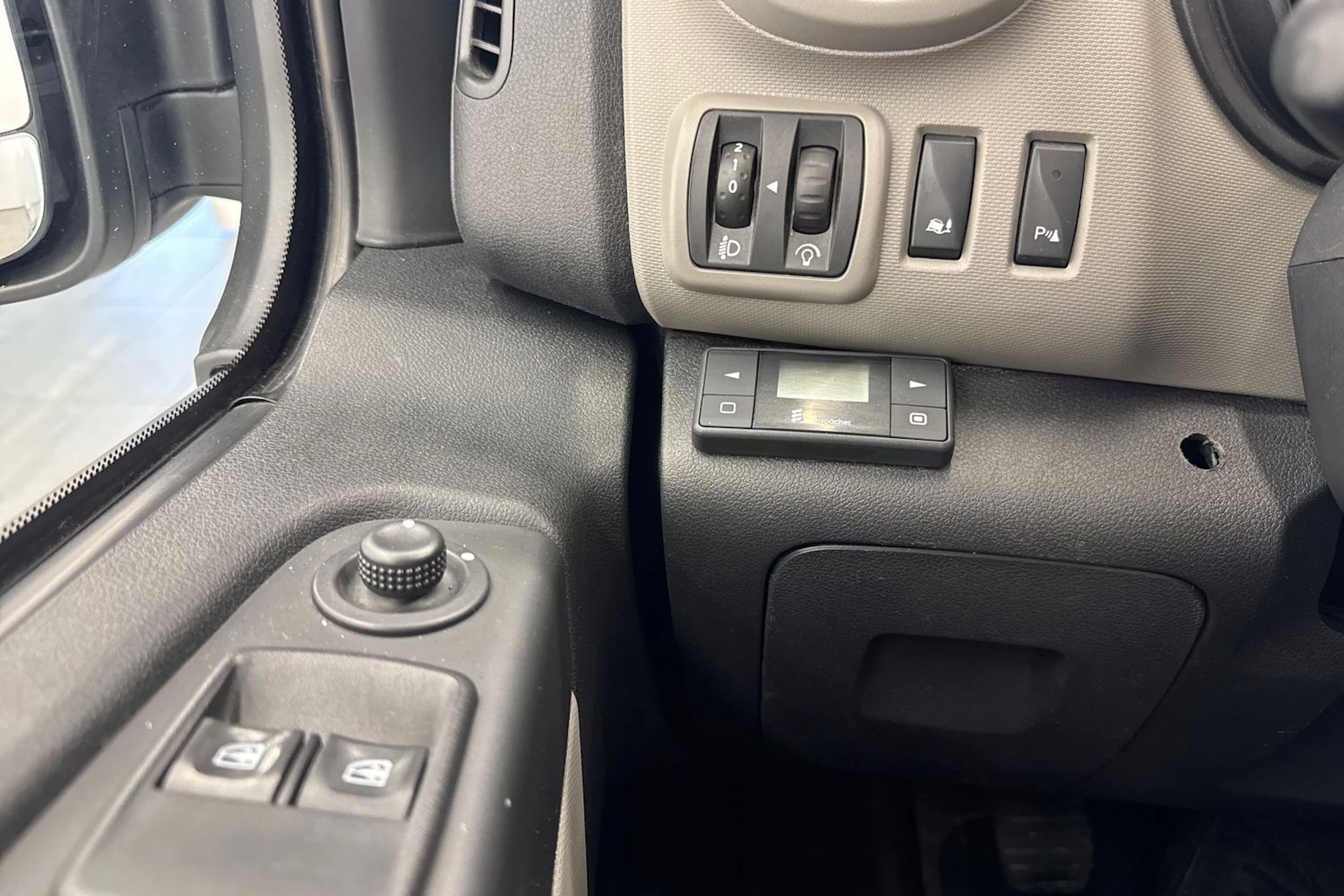 valkoinen Renault Trafic 2017 kuva 16.