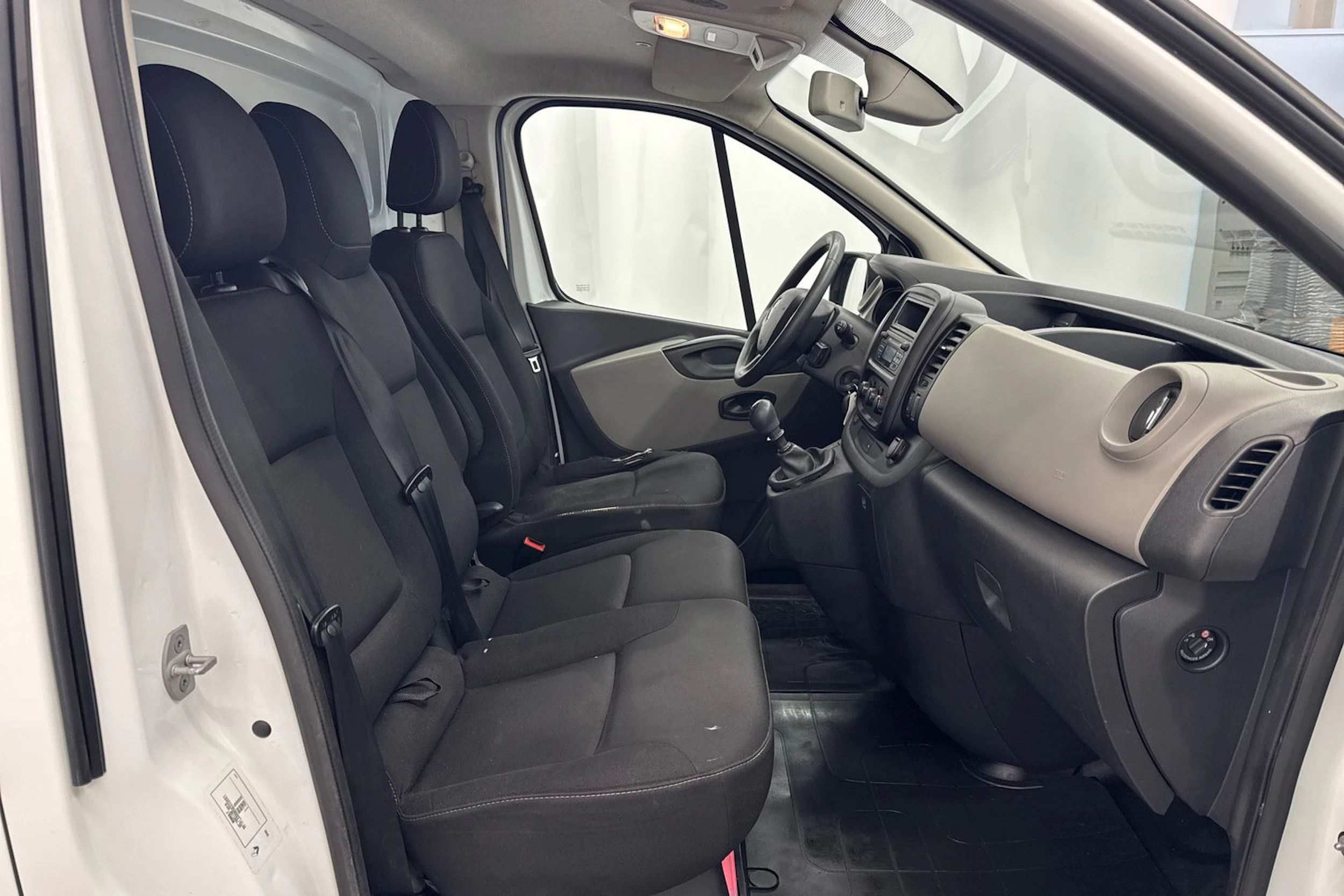 valkoinen Renault Trafic 2017 kuva 17.