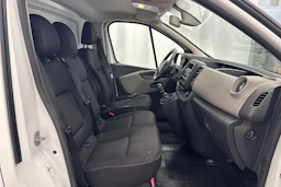 valkoinen Renault Trafic 2017 kuva 17.