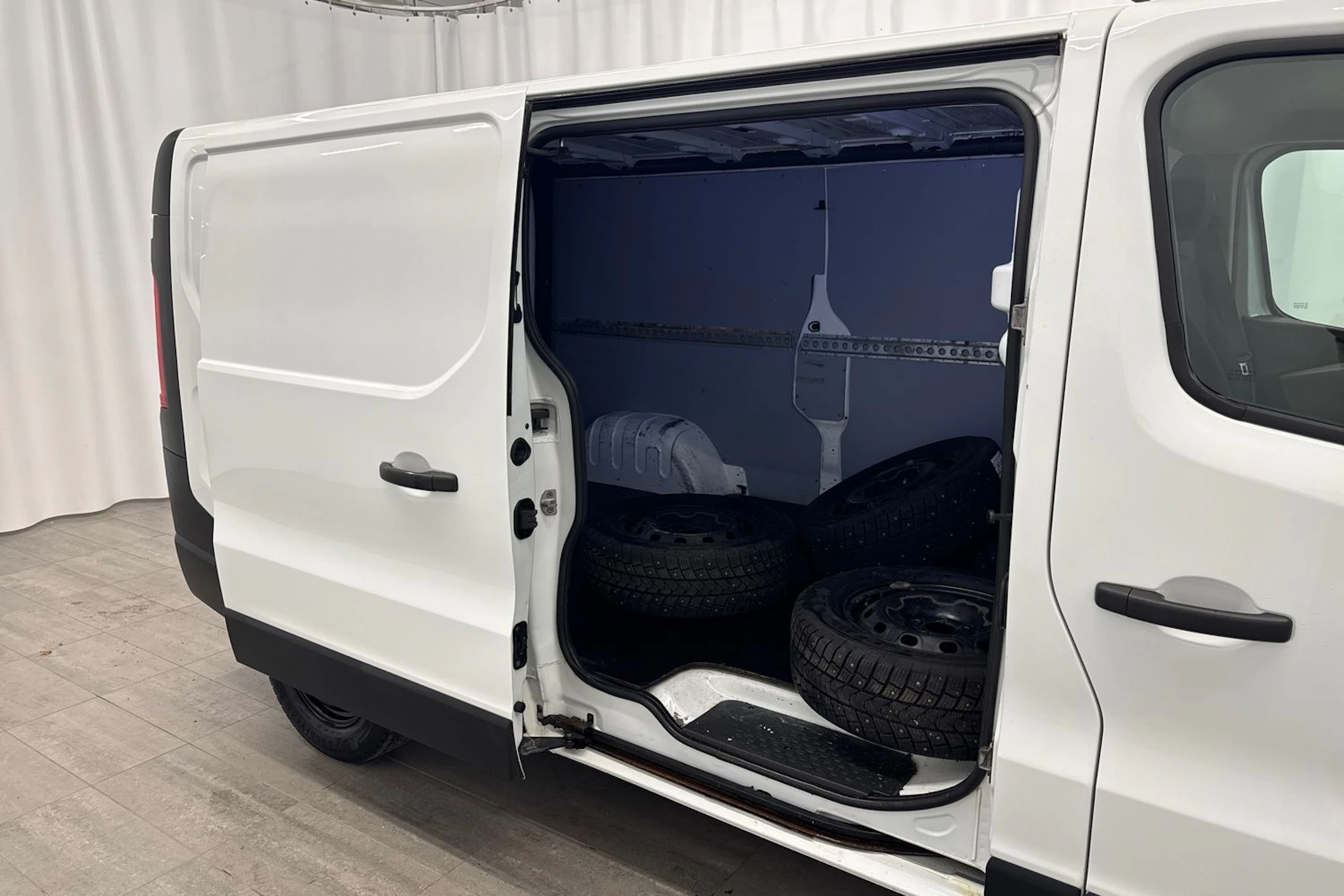 valkoinen Renault Trafic 2017 kuva 18.