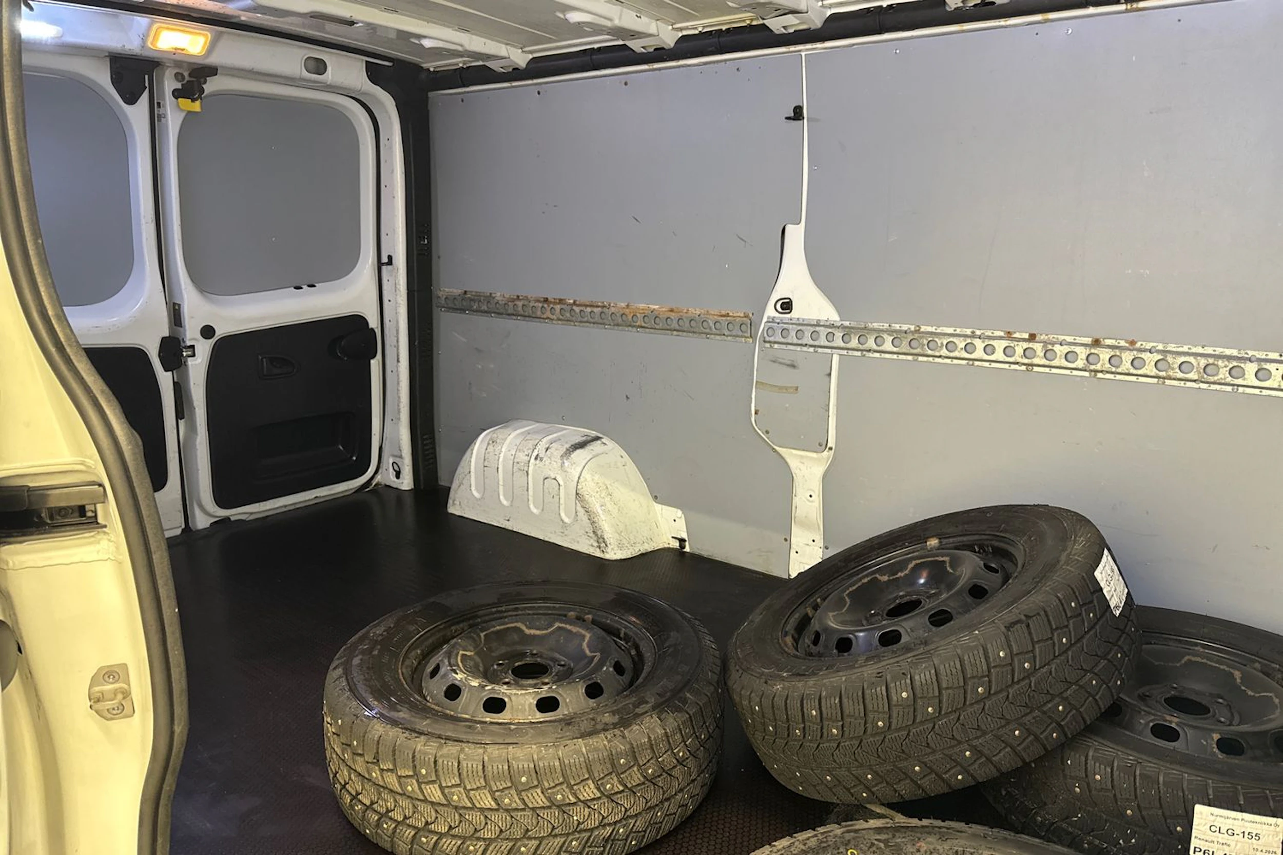 valkoinen Renault Trafic 2017 kuva 19.