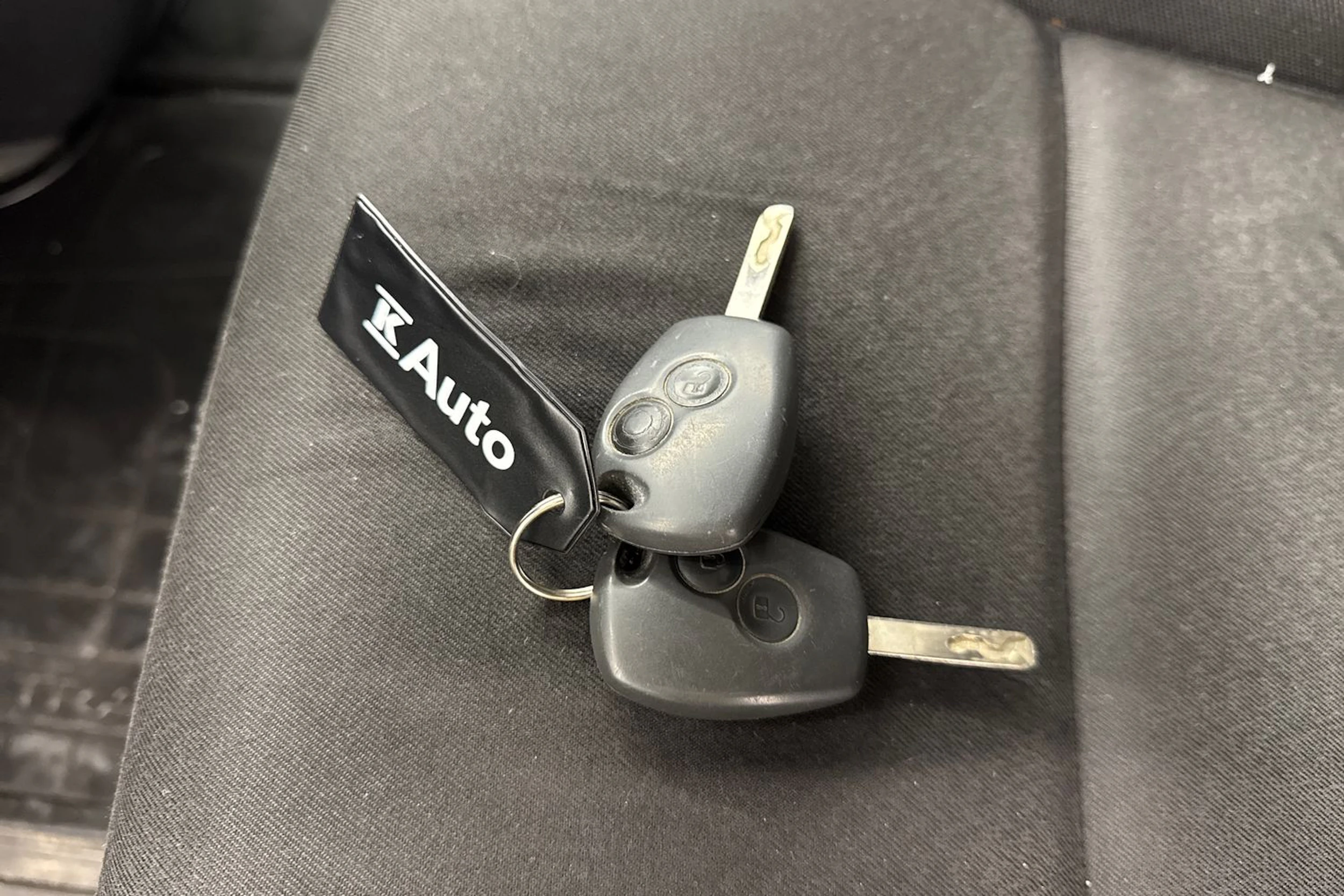 valkoinen Renault Trafic 2017 kuva 23.