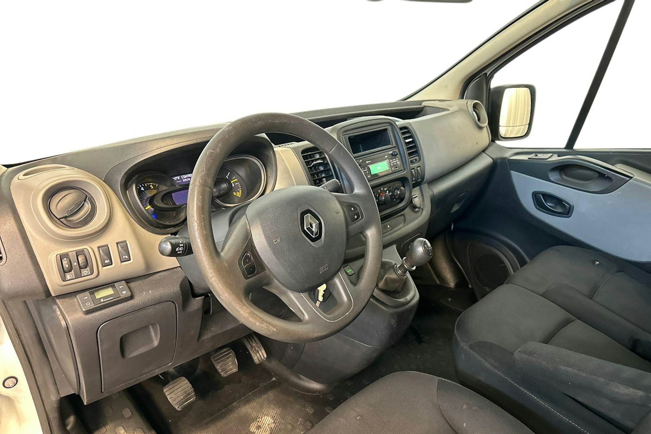 valkoinen Renault Trafic 2017 kuva 6.
