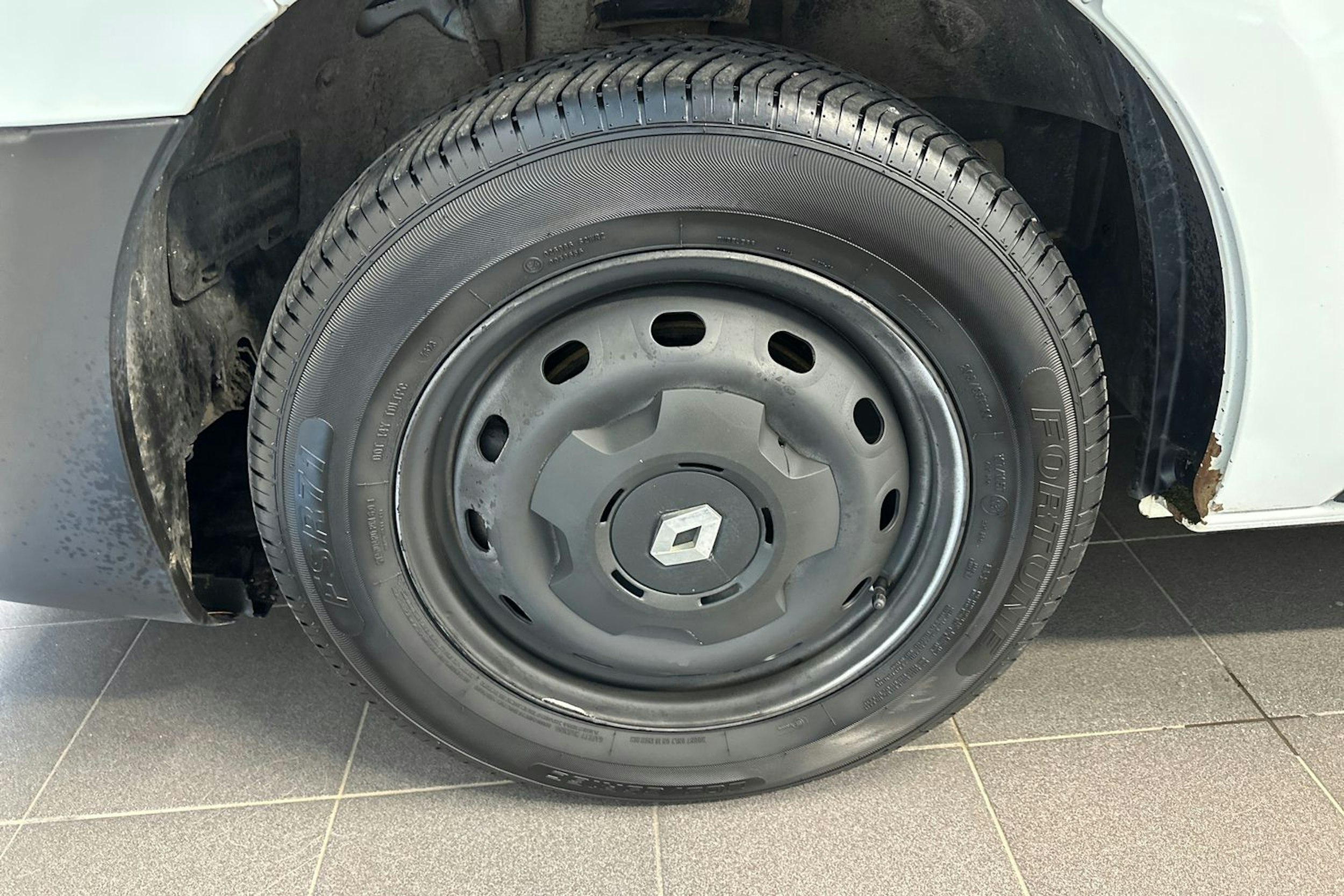 valkoinen Renault Trafic 2017 kuva 9.