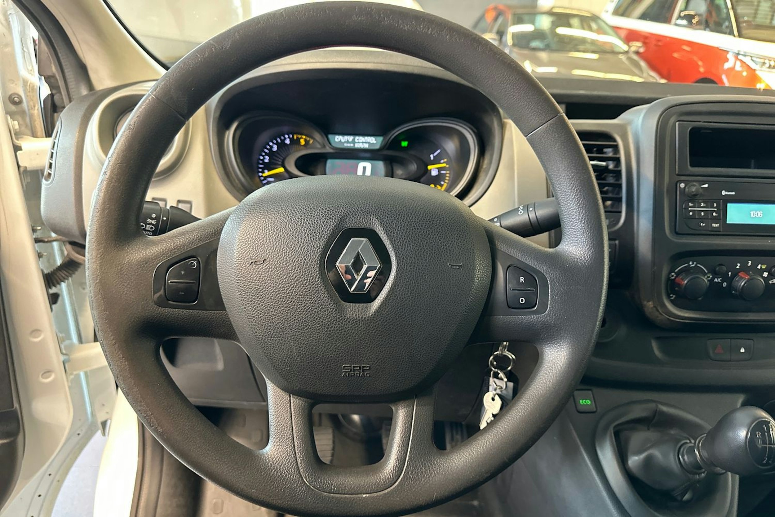 valkoinen Renault Trafic 2017 kuva 10.