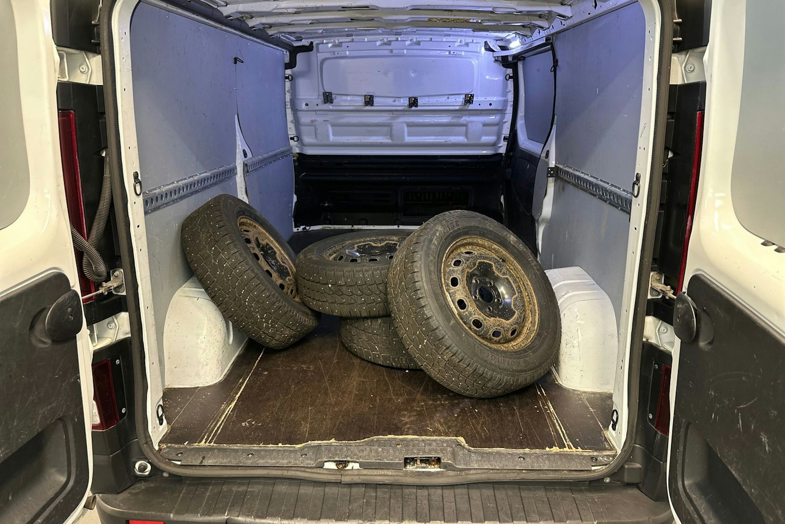 valkoinen Renault Trafic 2017 kuva 11.