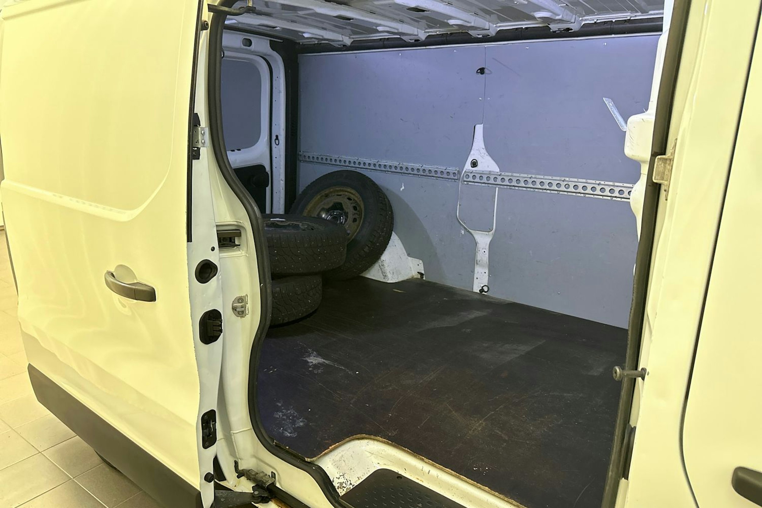 valkoinen Renault Trafic 2017 kuva 12.