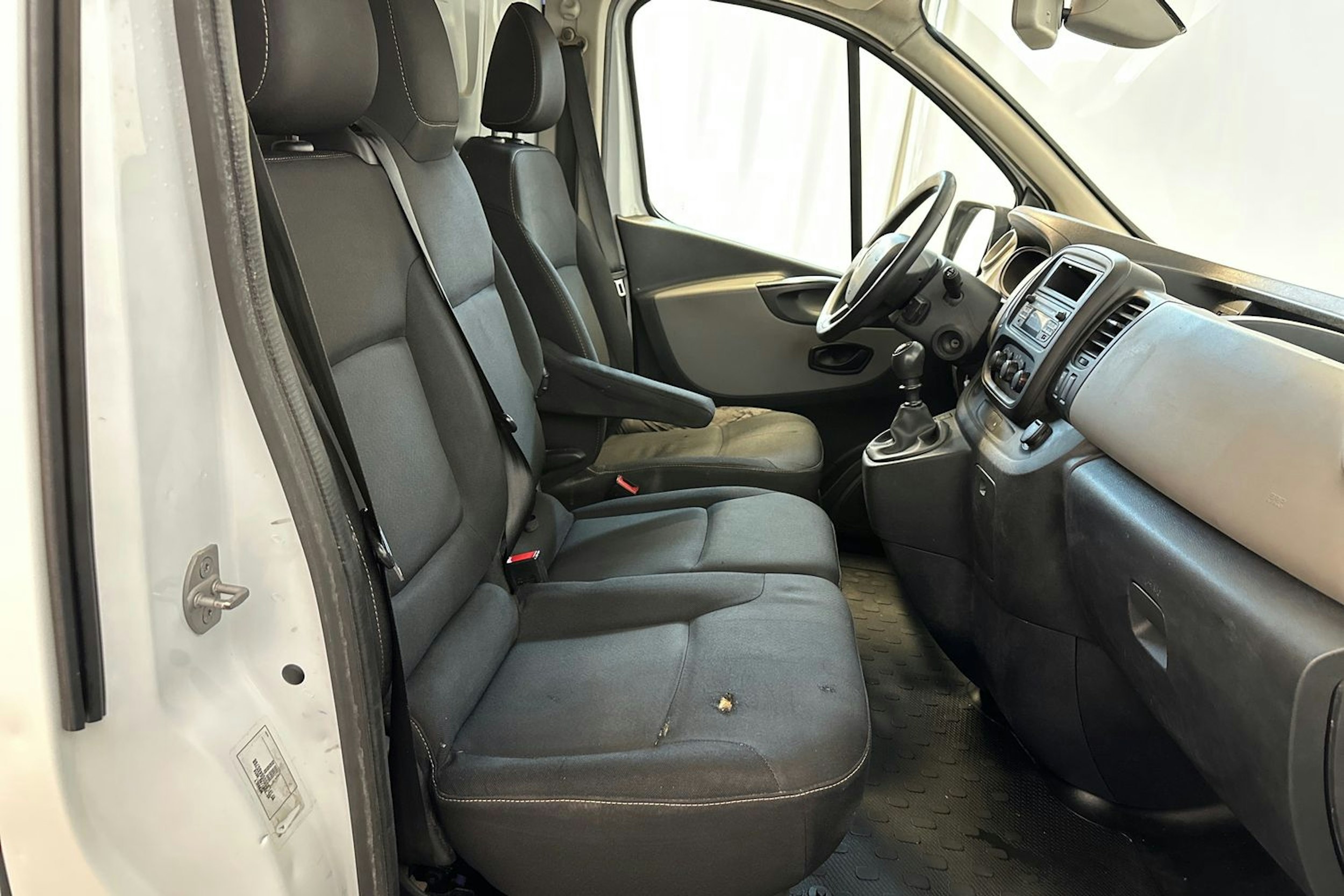 valkoinen Renault Trafic 2017 kuva 13.