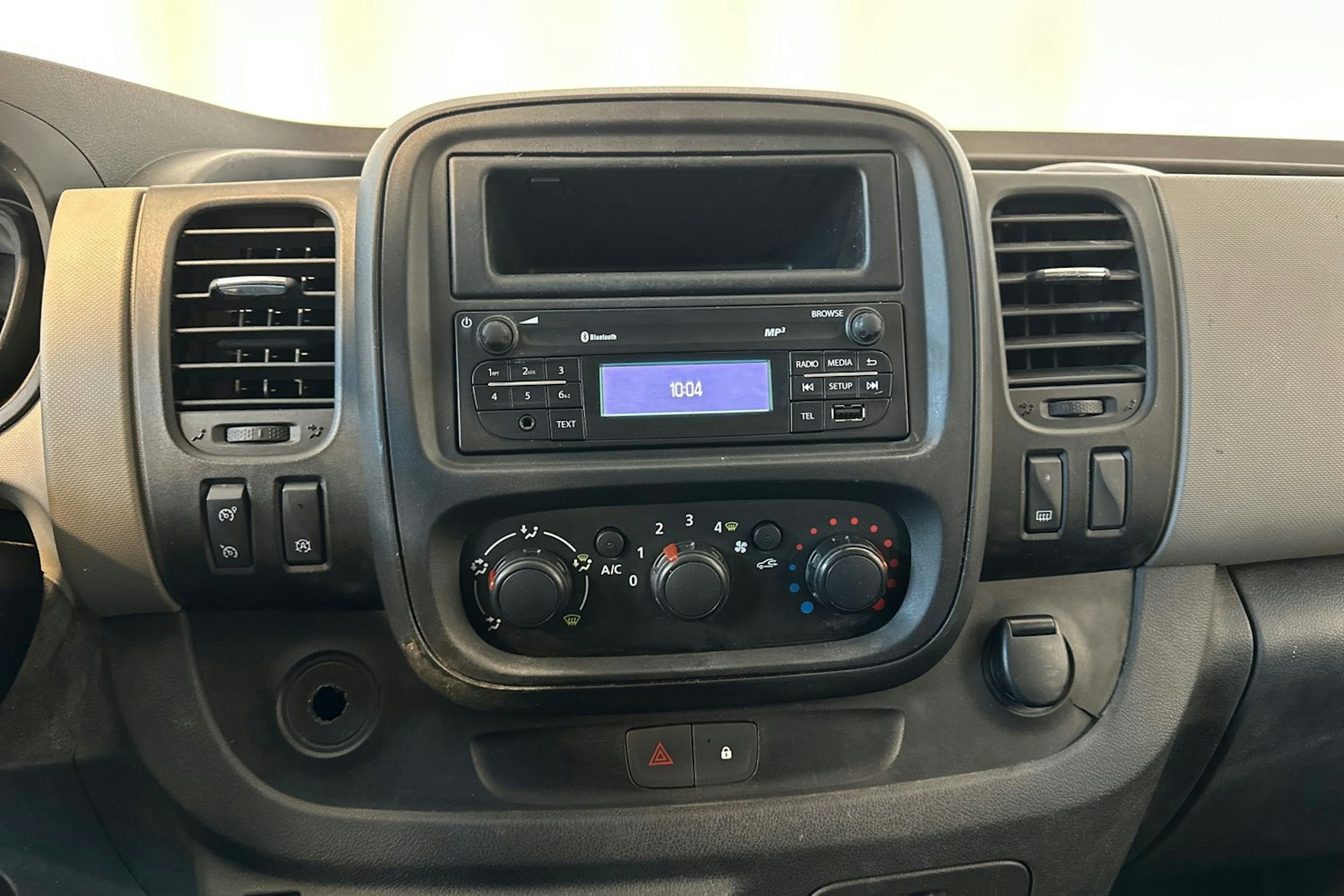 valkoinen Renault Trafic 2017 kuva 14.