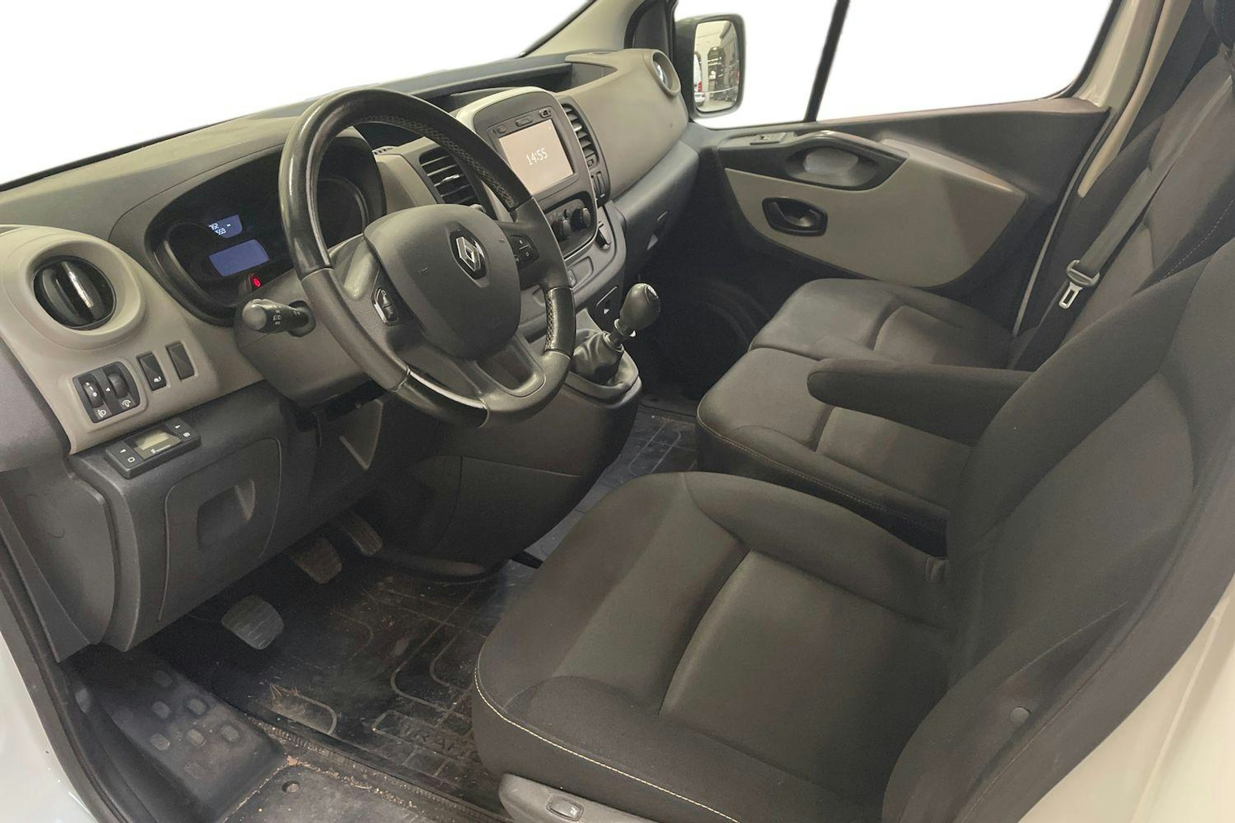 valkoinen Renault Trafic 2017 kuva 3.
