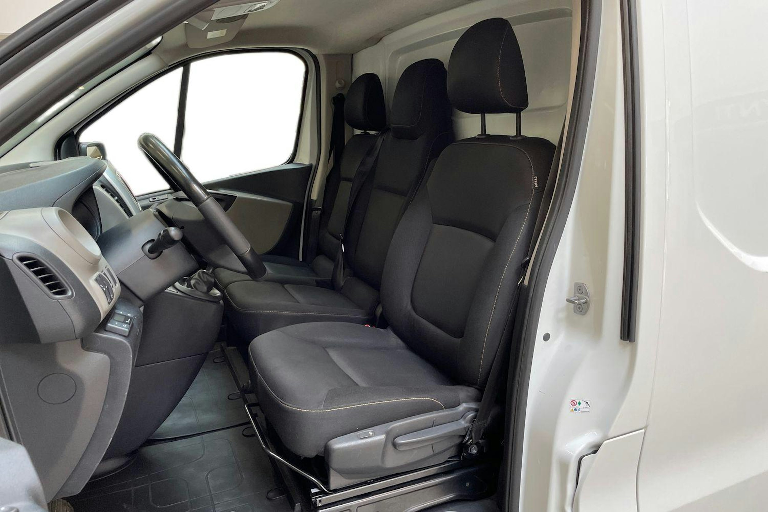 valkoinen Renault Trafic 2017 kuva 7.
