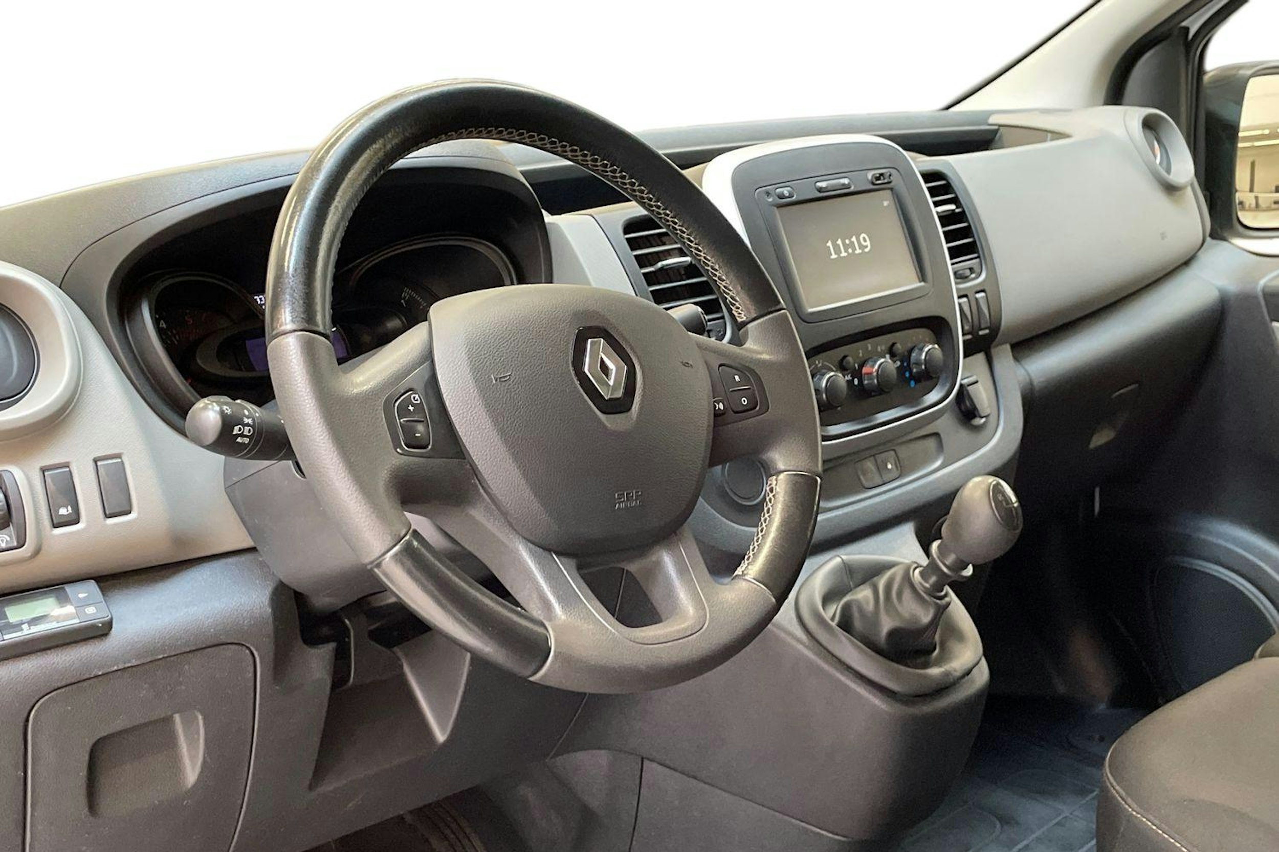 valkoinen Renault Trafic 2017 kuva 9.