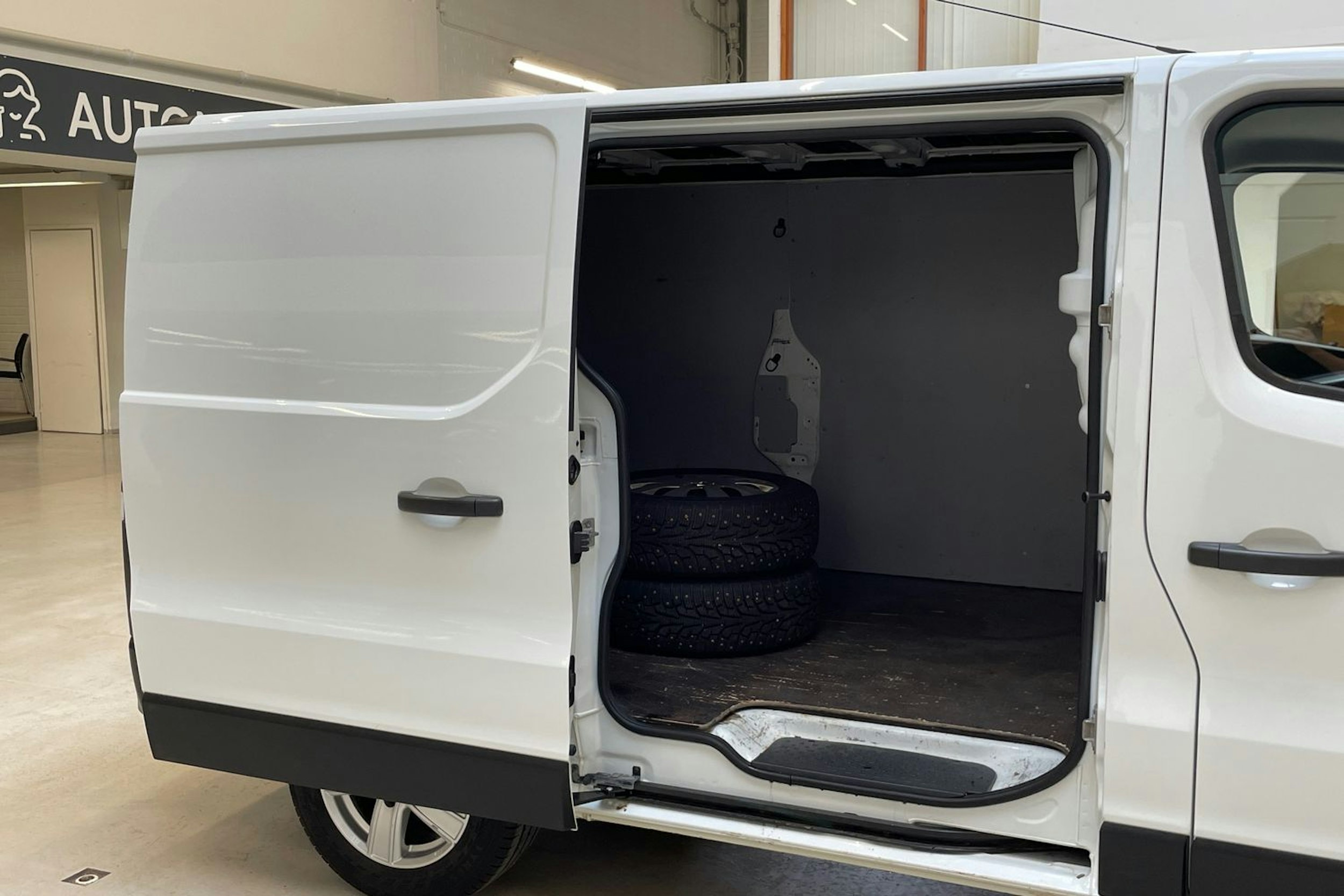 valkoinen Renault Trafic 2017 kuva 12.