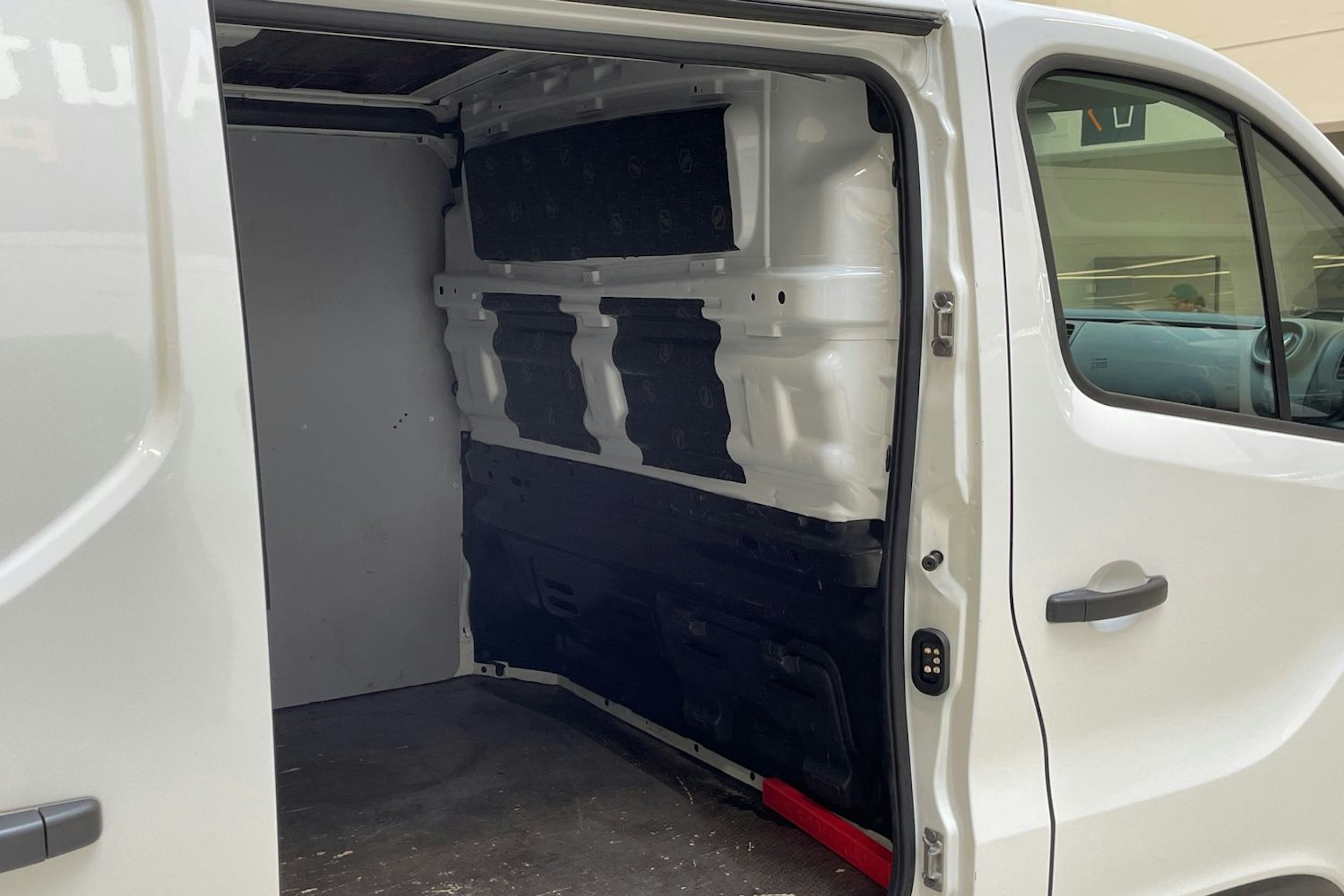 valkoinen Renault Trafic 2017 kuva 13.