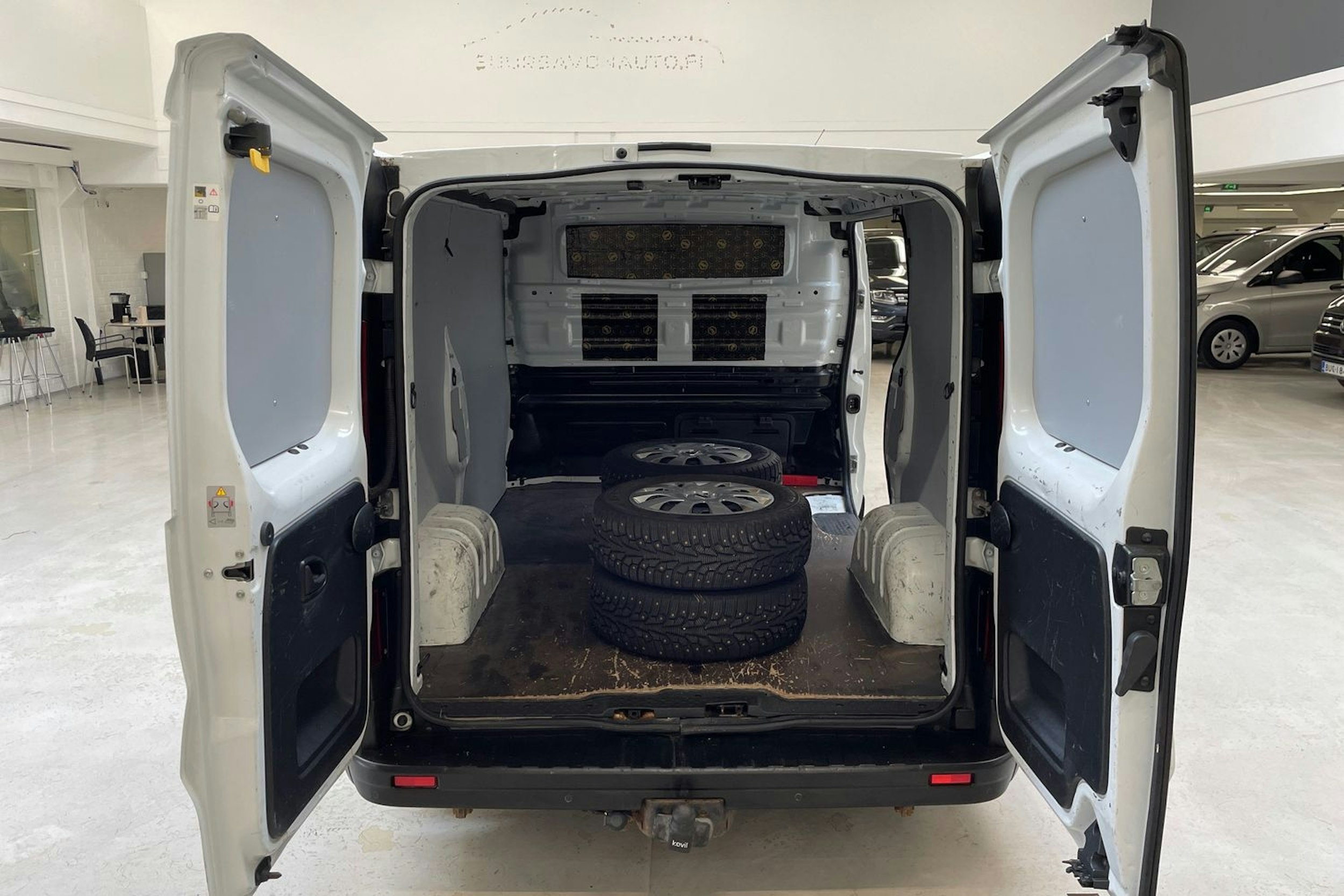 valkoinen Renault Trafic 2017 kuva 14.