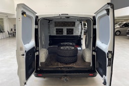 valkoinen Renault Trafic 2017 kuva 14.