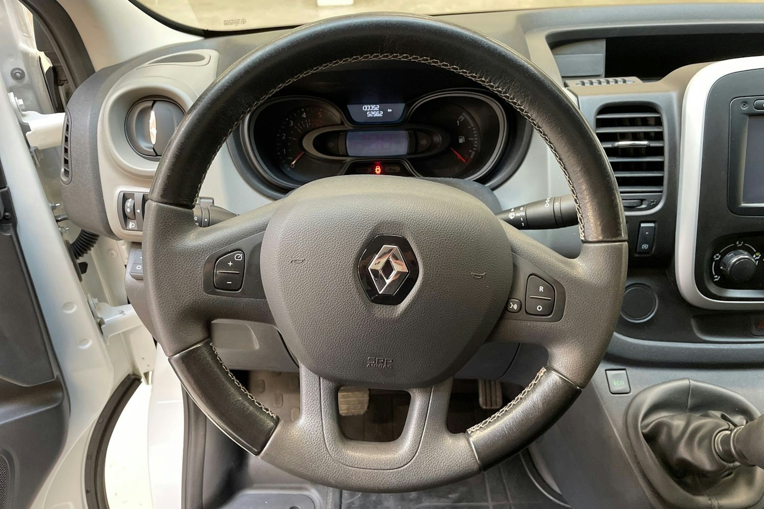 valkoinen Renault Trafic 2017 kuva 18.