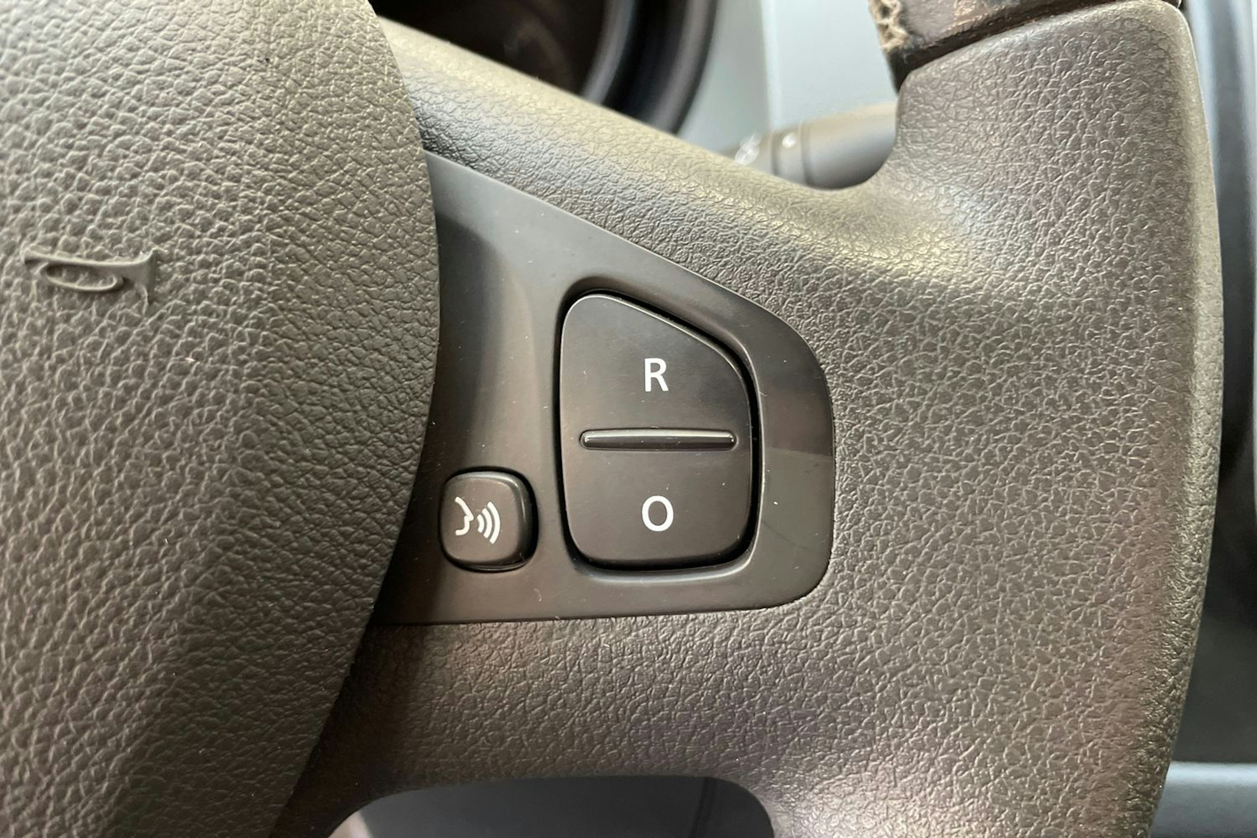 valkoinen Renault Trafic 2017 kuva 20.