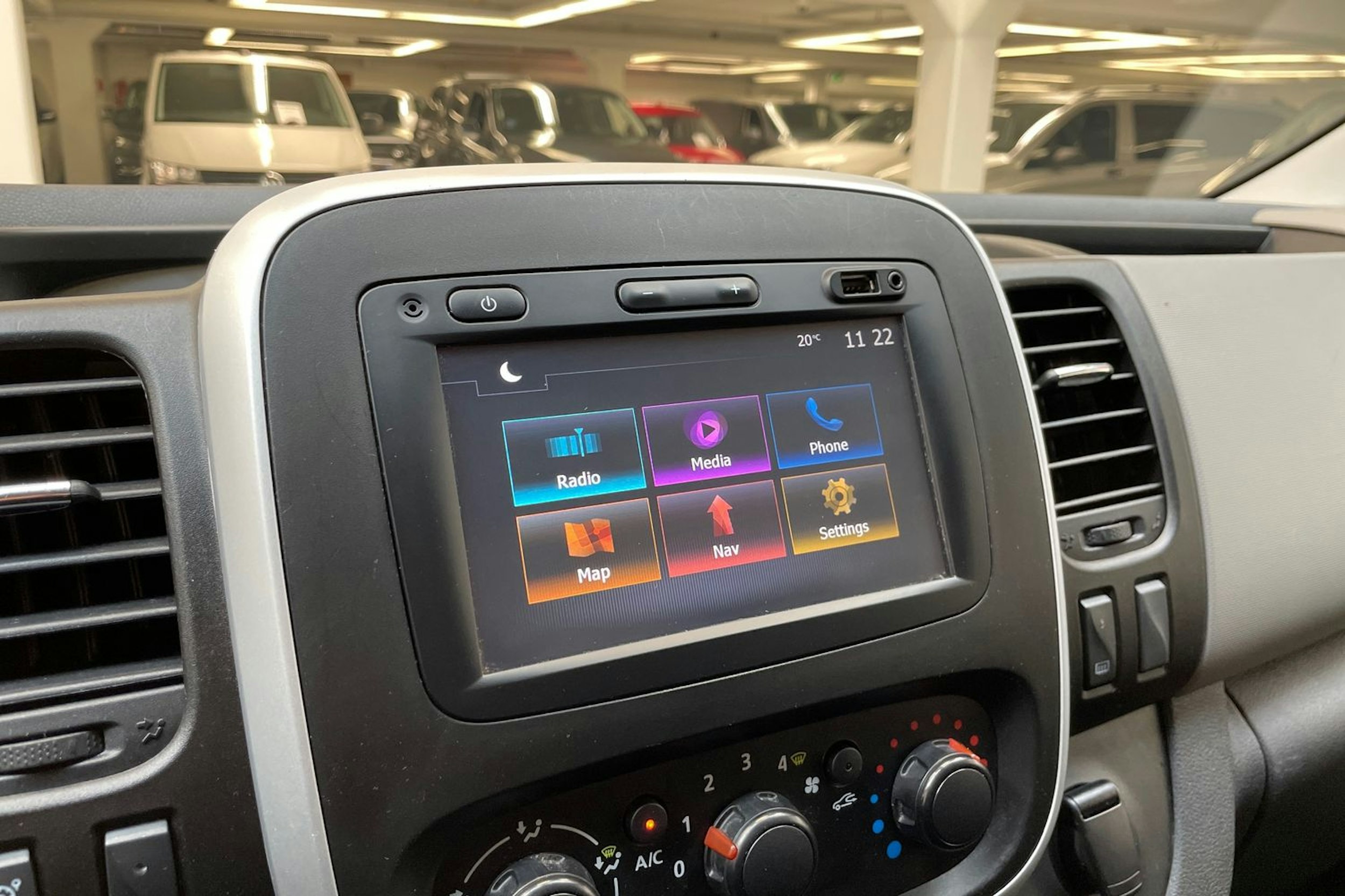 valkoinen Renault Trafic 2017 kuva 22.
