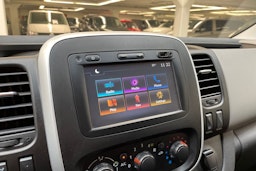 valkoinen Renault Trafic 2017 kuva 22.
