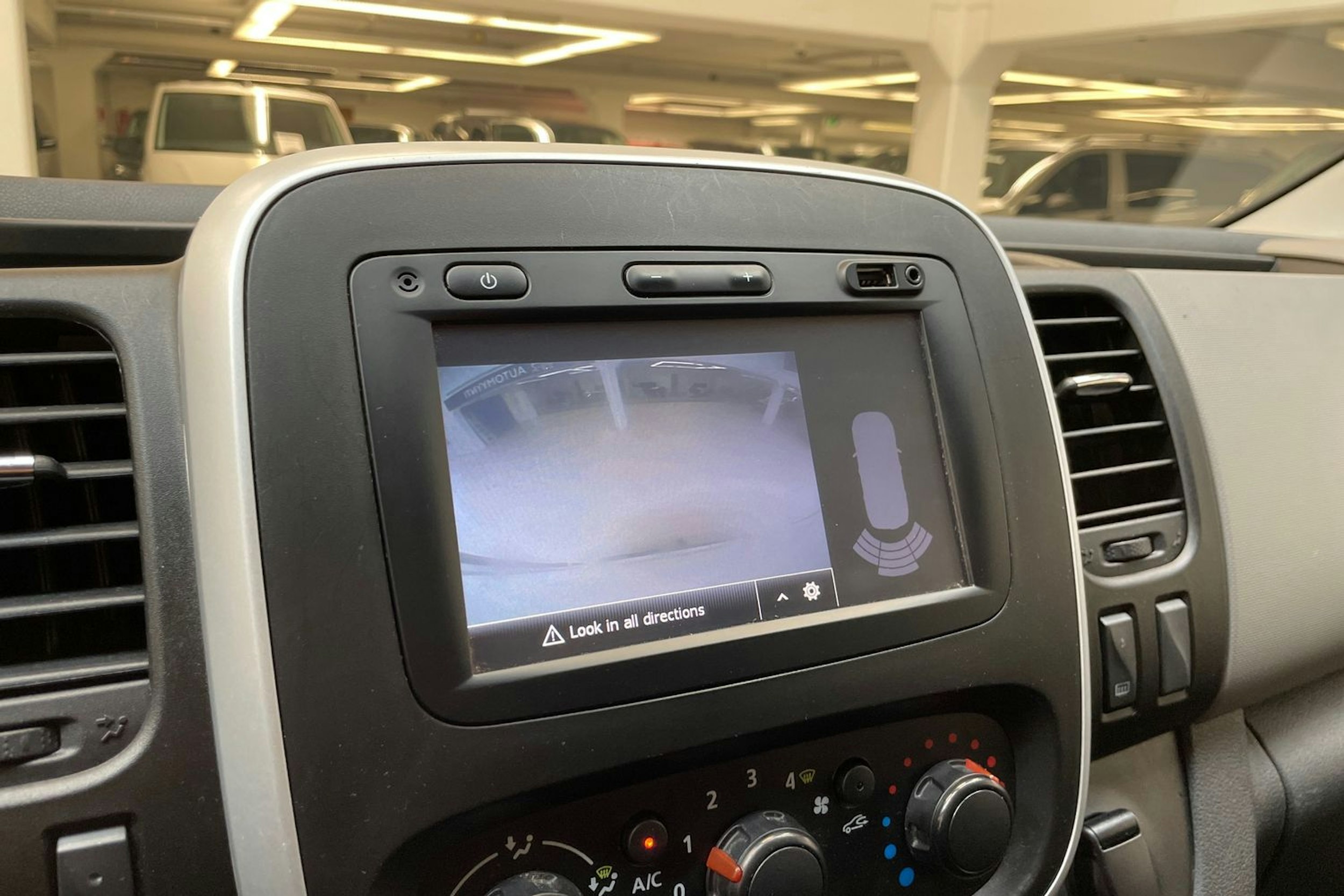 valkoinen Renault Trafic 2017 kuva 24.
