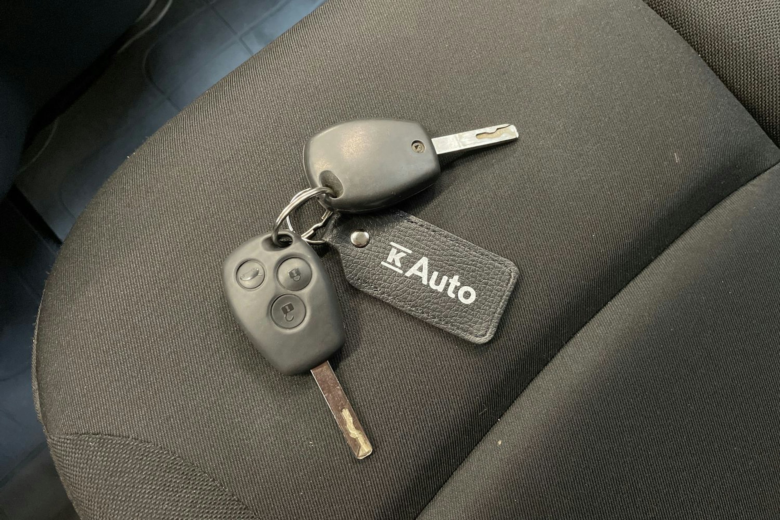 valkoinen Renault Trafic 2017 kuva 32.