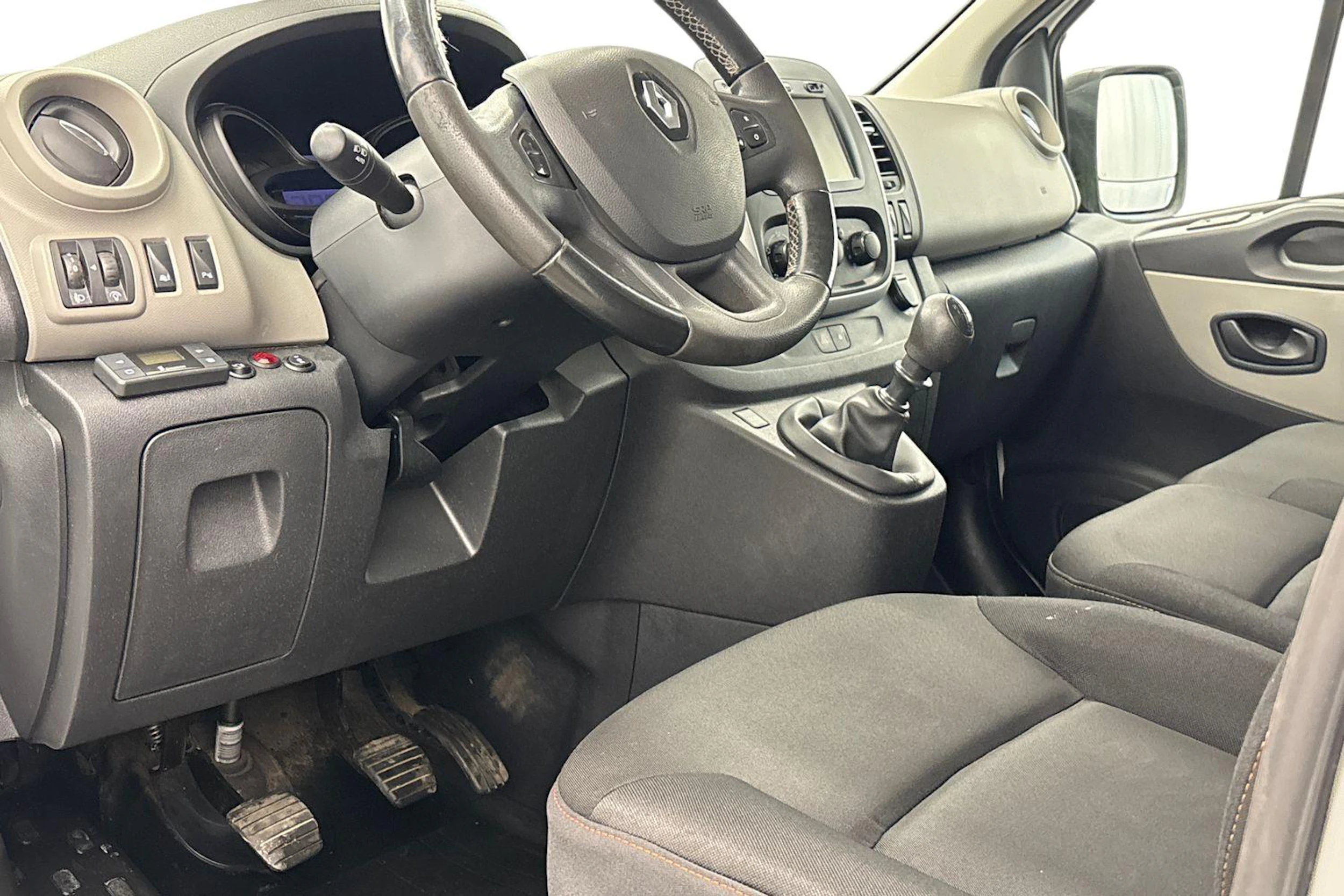 Valkoinen Renault Trafic 2017 kuva 6.