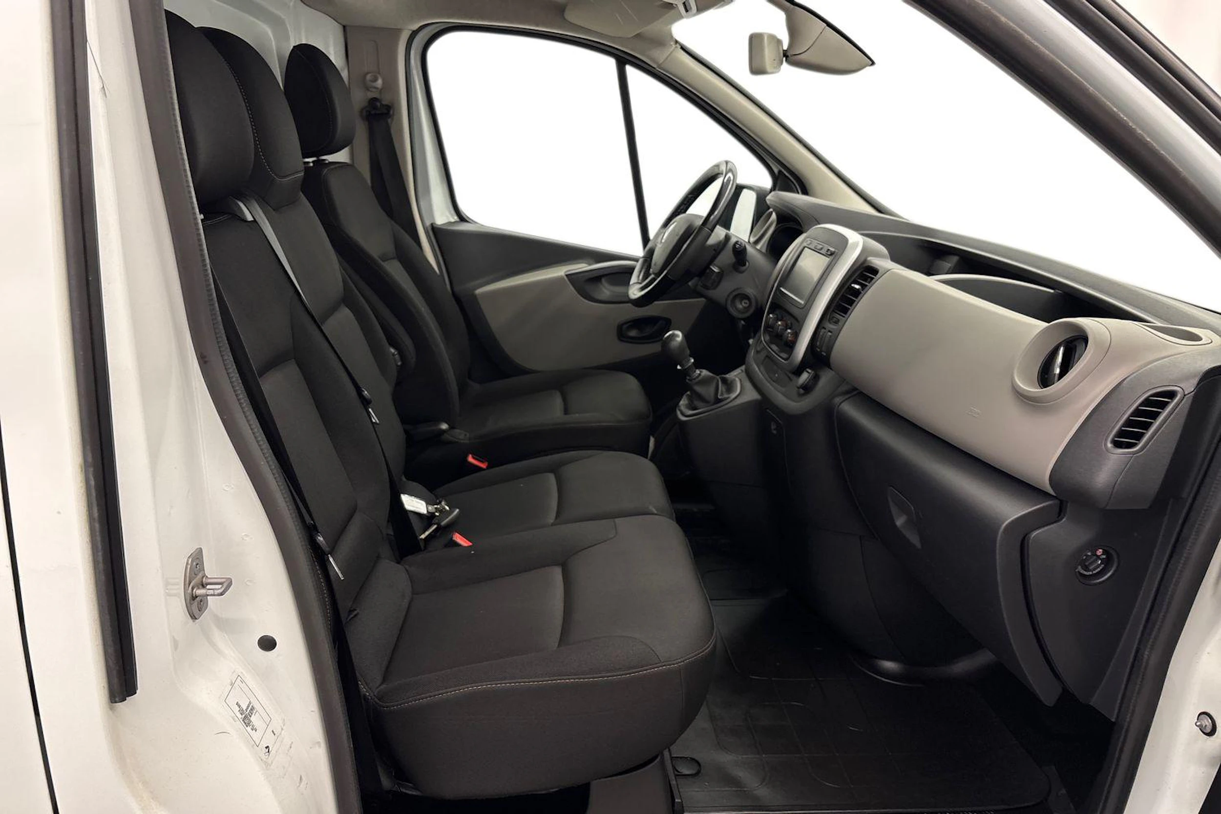 Valkoinen Renault Trafic 2017 kuva 8.