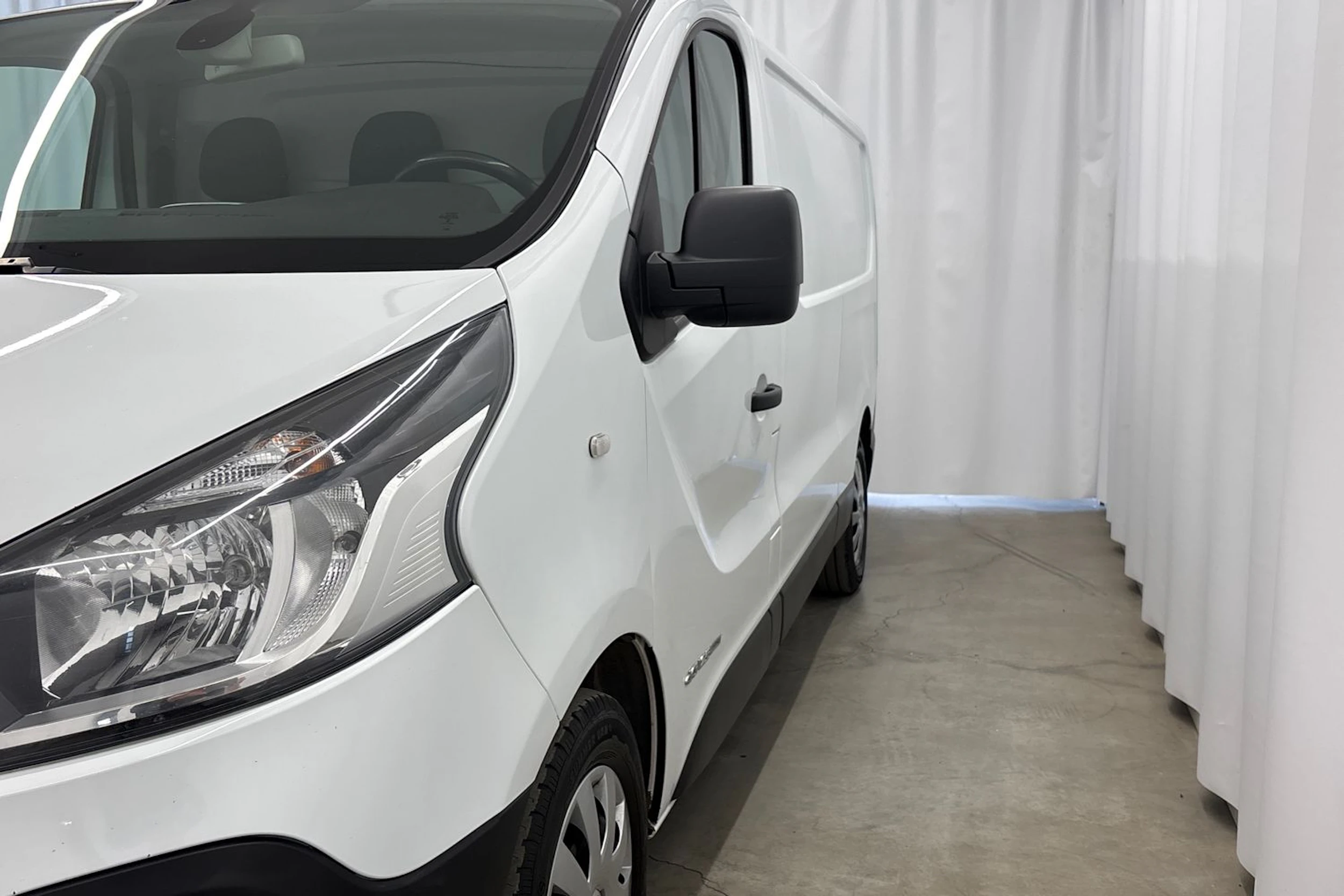 Valkoinen Renault Trafic 2017 kuva 11.