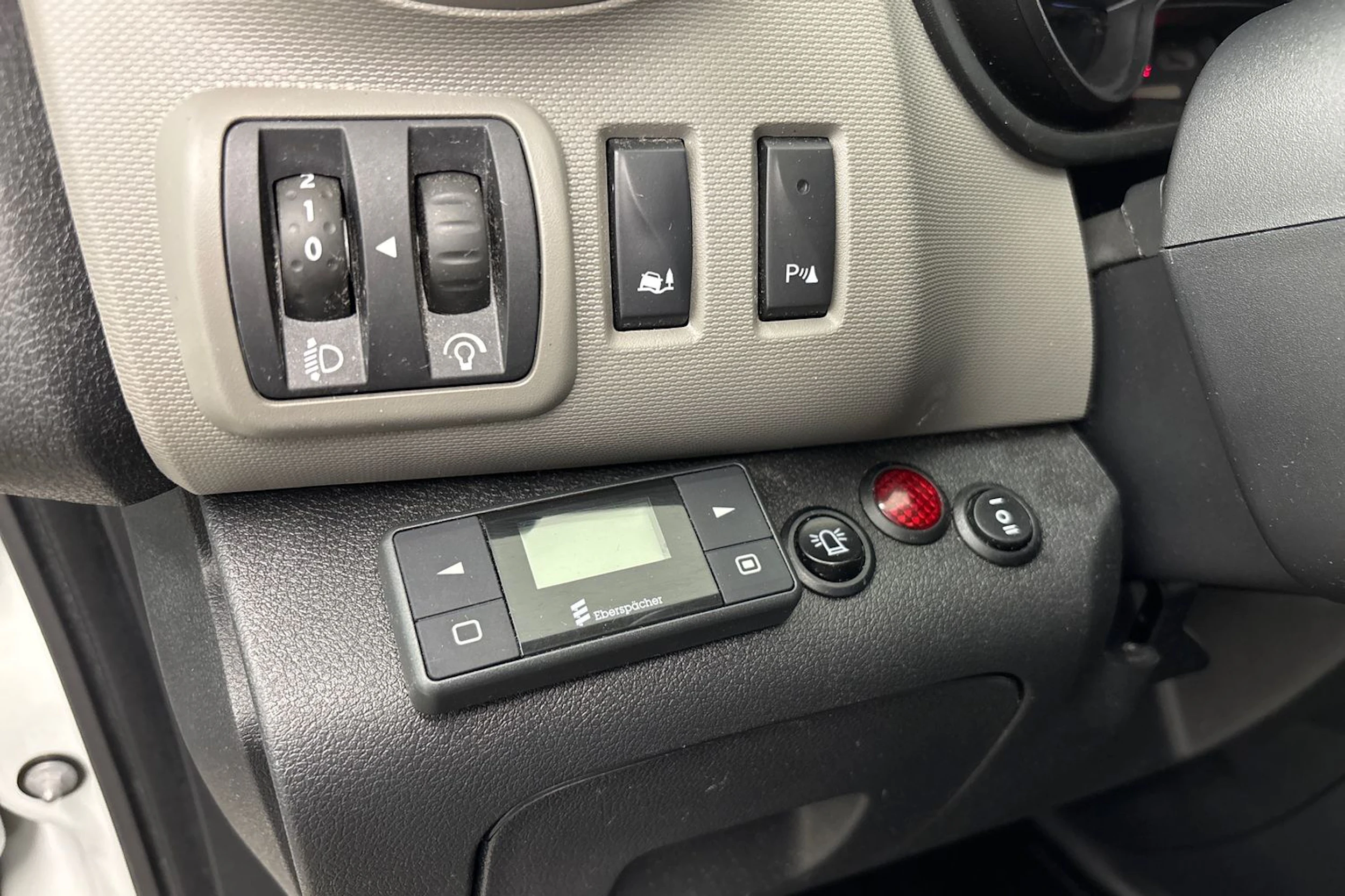 Valkoinen Renault Trafic 2017 kuva 12.