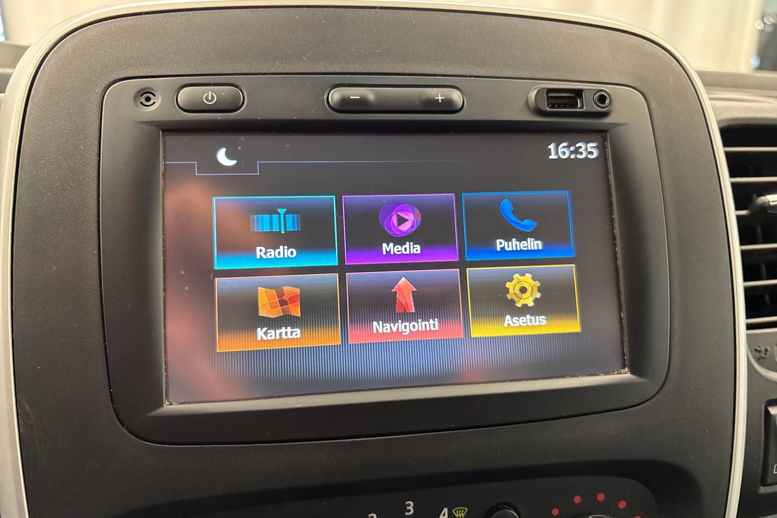 Valkoinen Renault Trafic 2017 kuva 14.