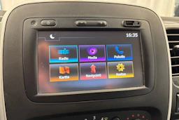 Valkoinen Renault Trafic 2017 kuva 14.