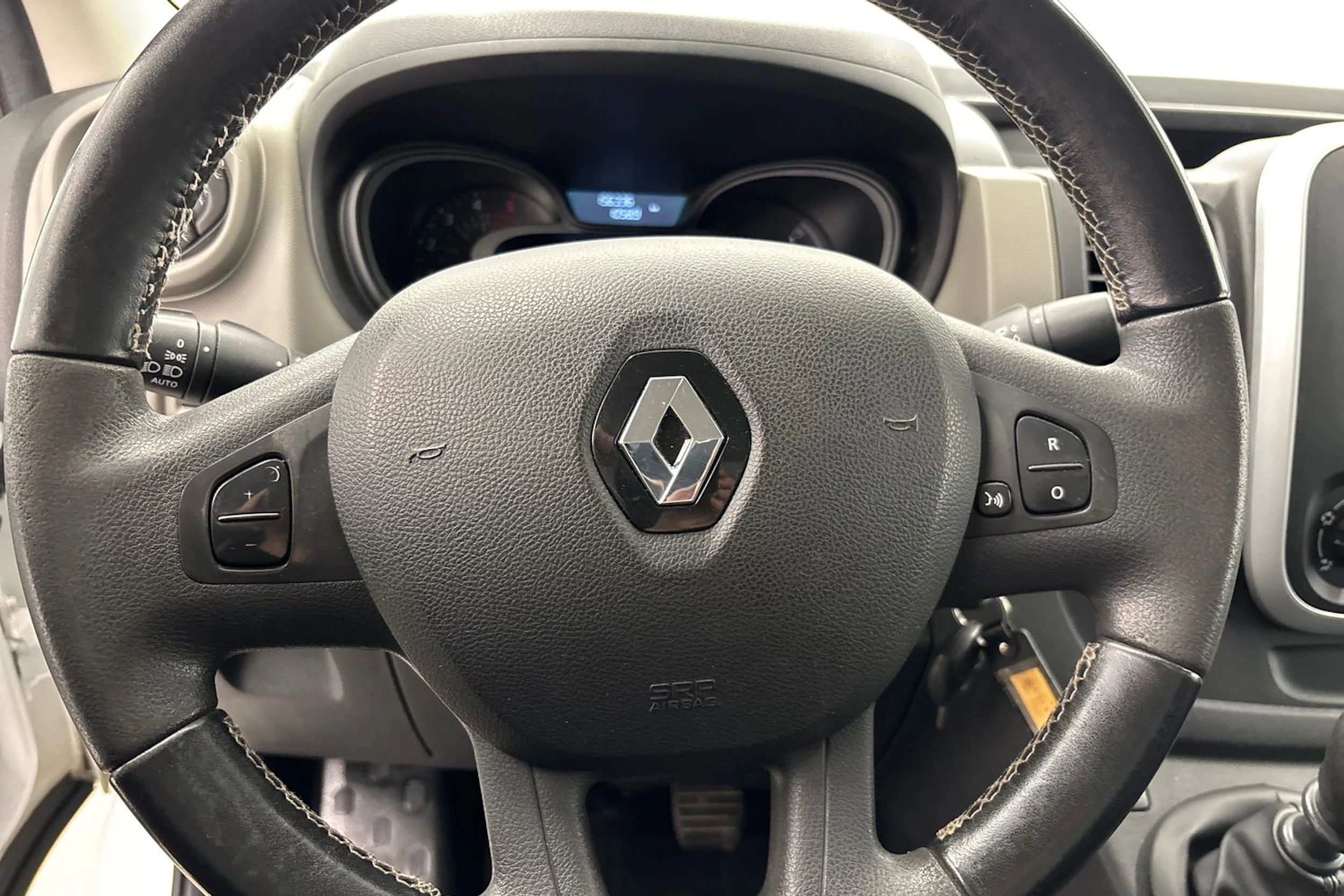 Valkoinen Renault Trafic 2017 kuva 15.