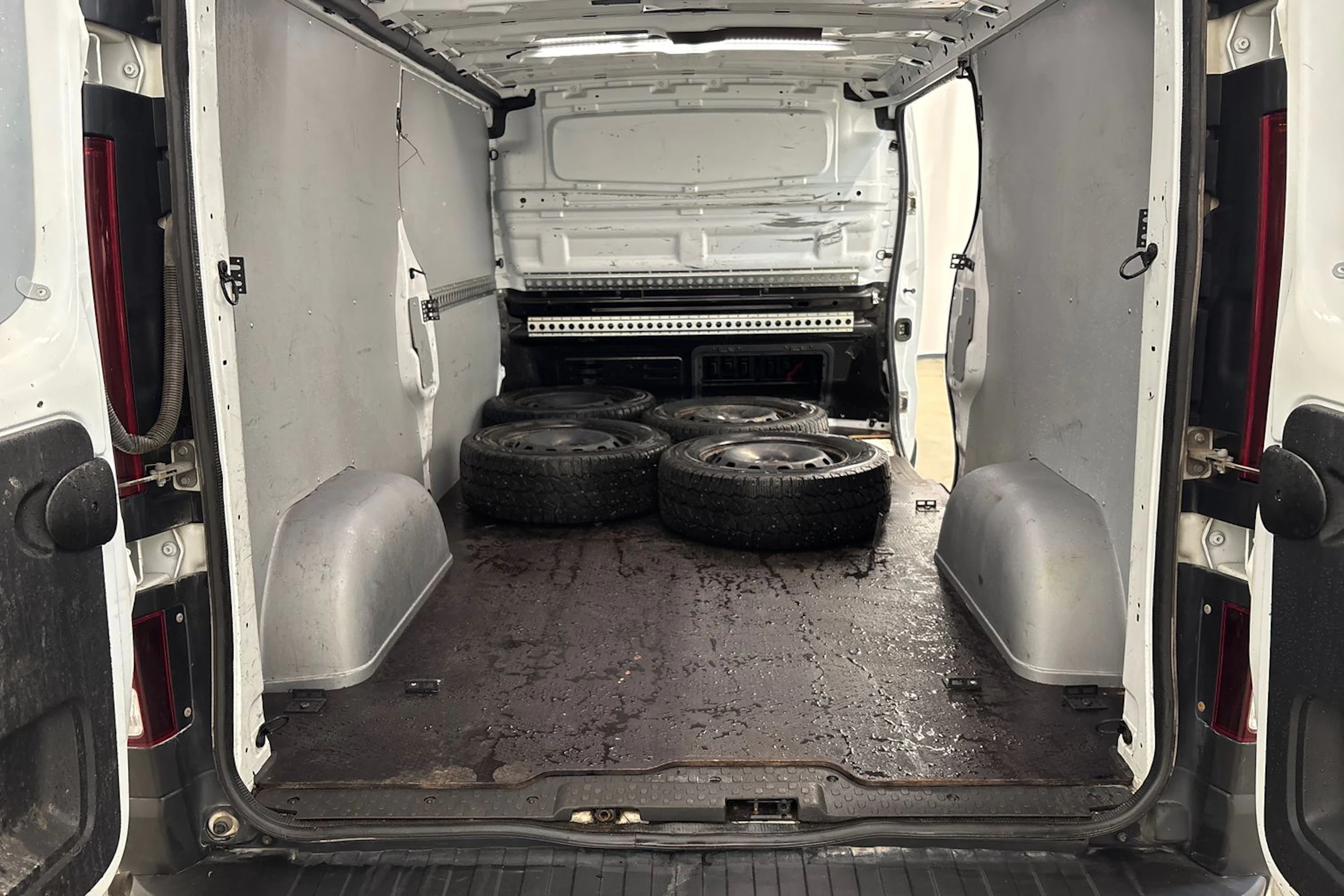 Valkoinen Renault Trafic 2017 kuva 17.