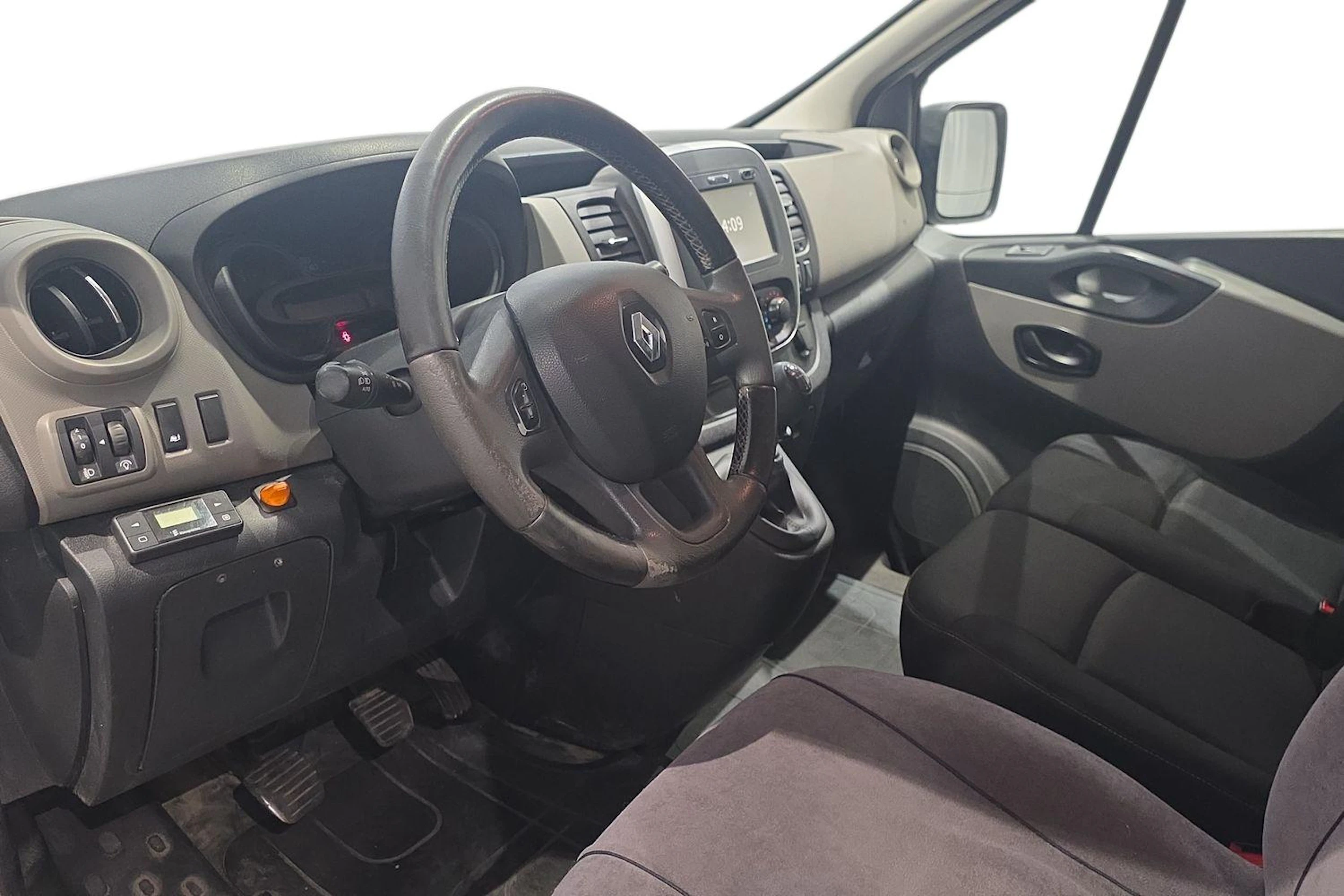 valkoinen Renault Trafic 2018 kuva 8.