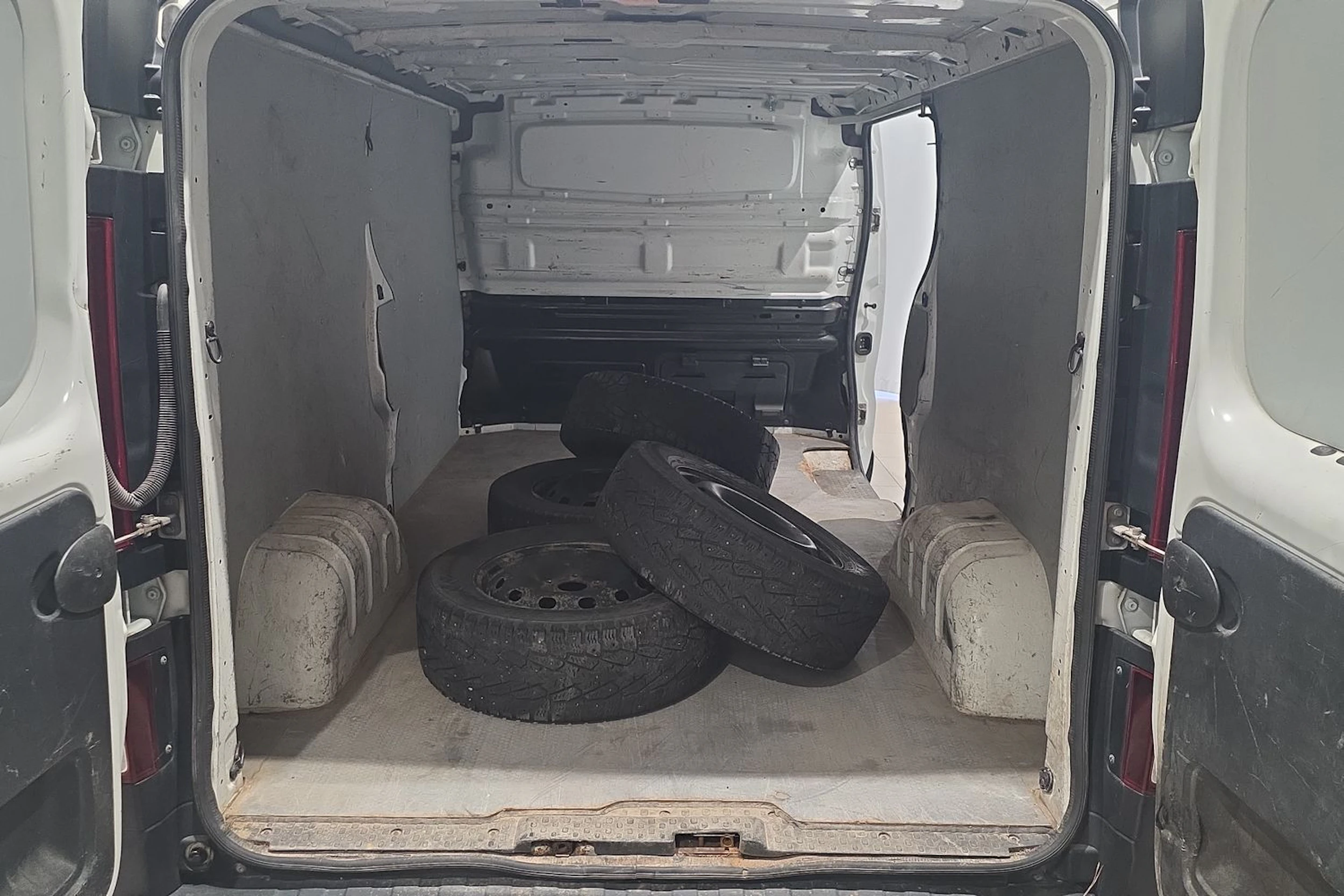 valkoinen Renault Trafic 2018 kuva 15.