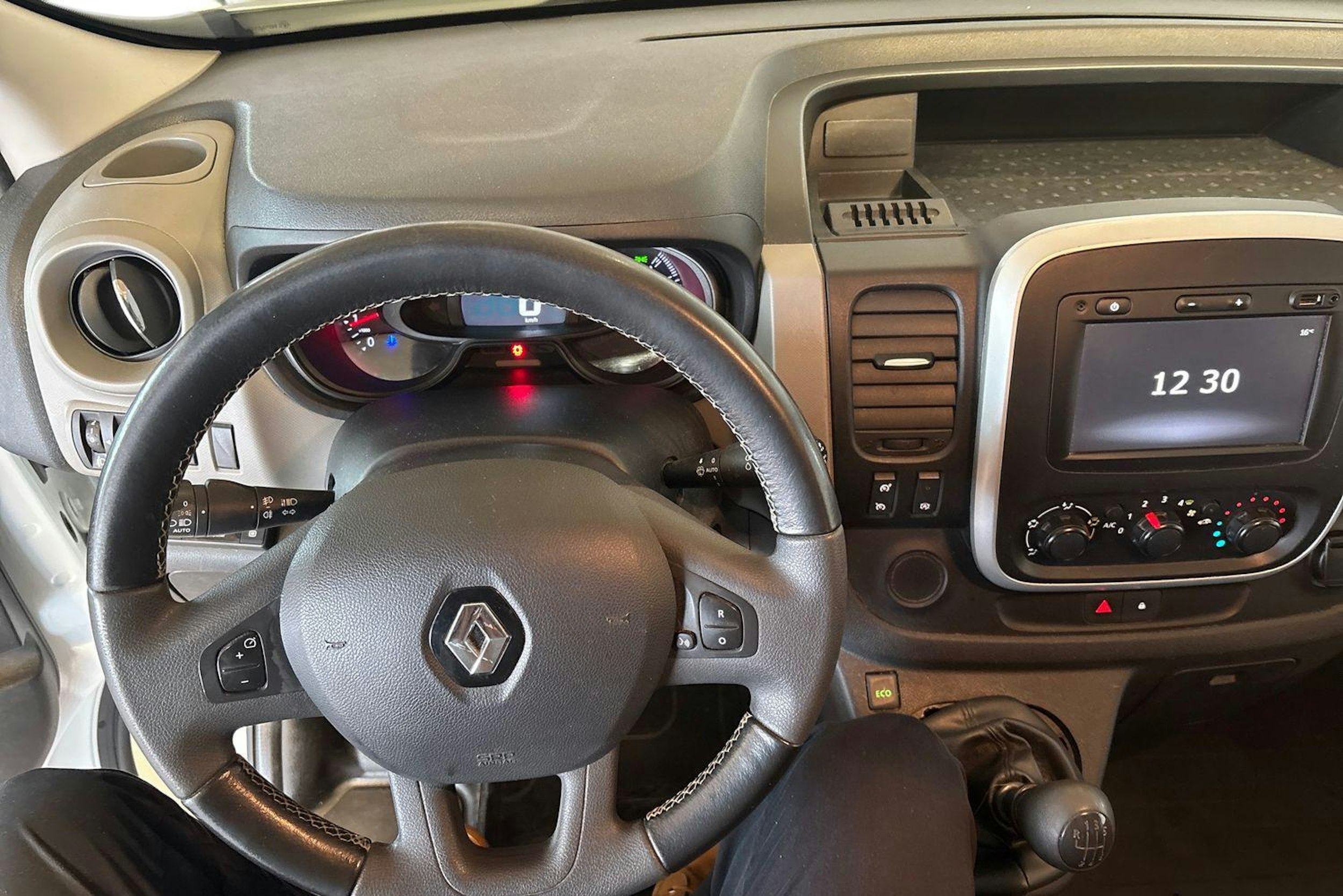 Valkoinen Renault Trafic 2018 kuva 9.
