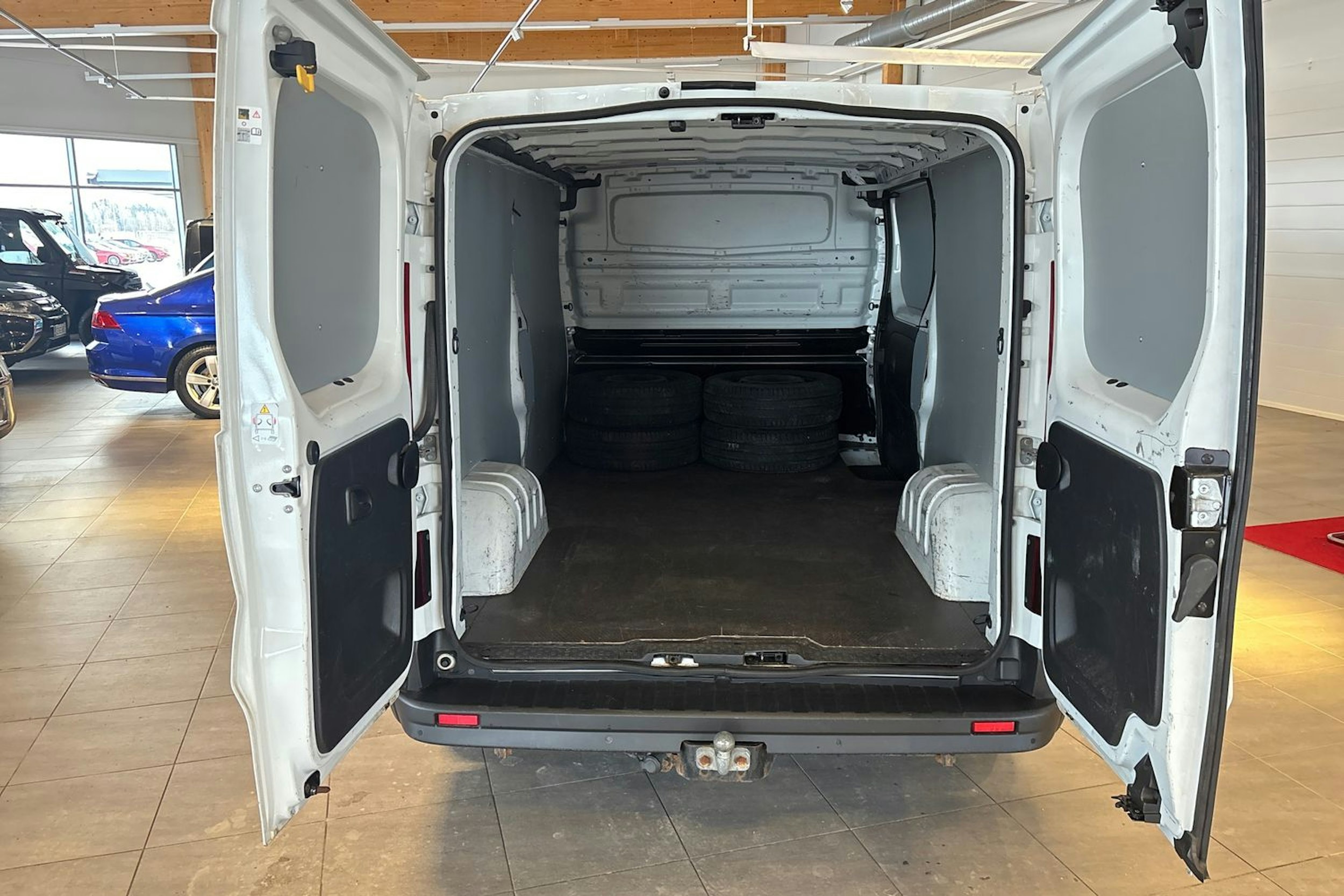 Valkoinen Renault Trafic 2018 kuva 16.