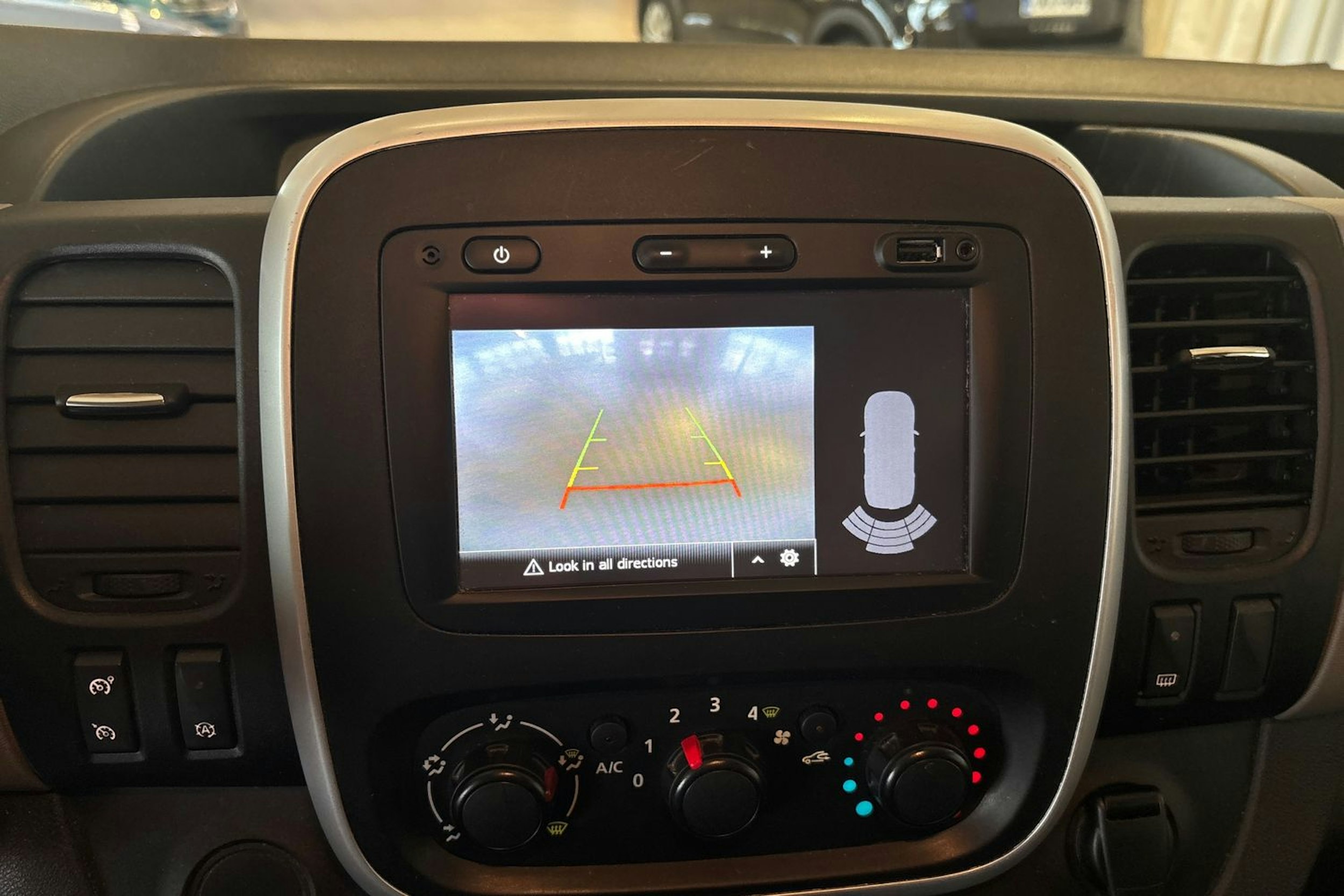 Valkoinen Renault Trafic 2018 kuva 18.