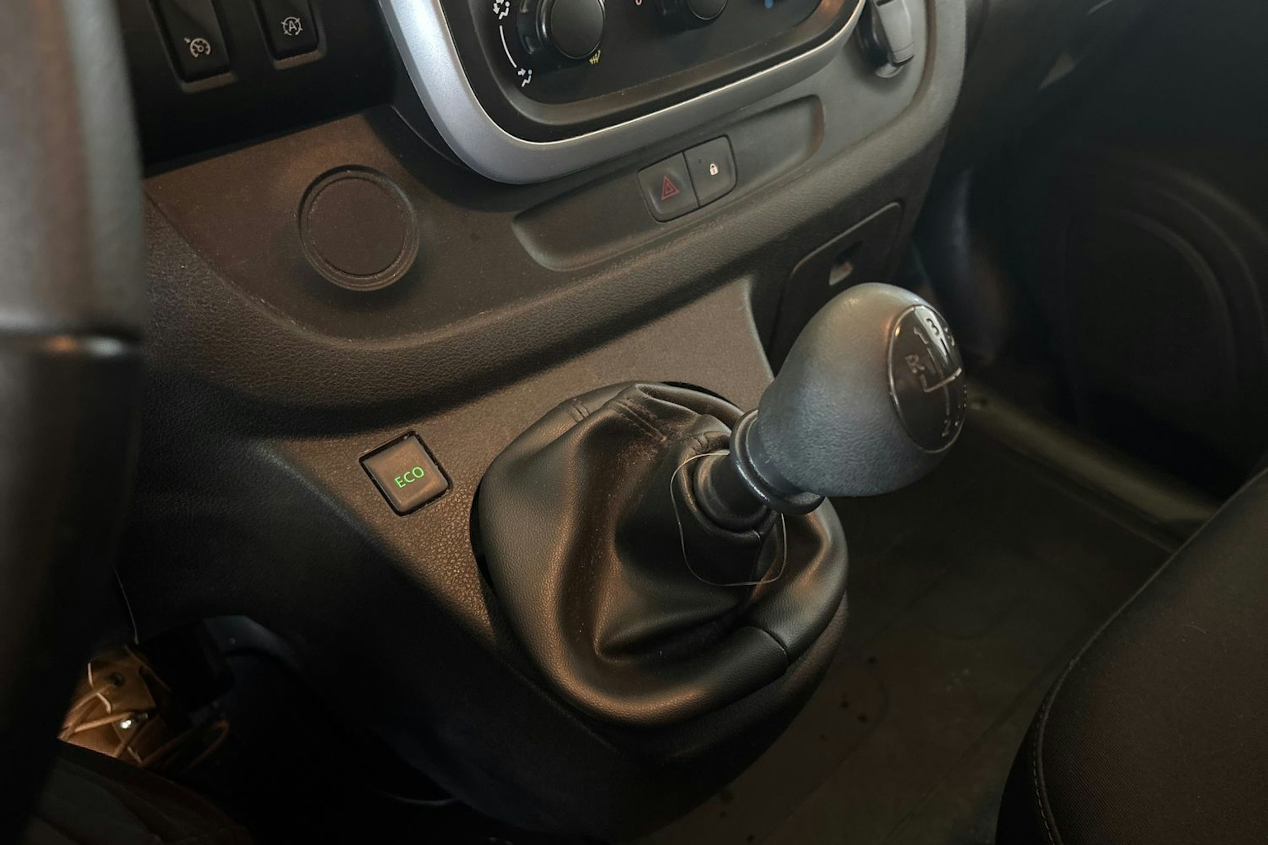 Valkoinen Renault Trafic 2018 kuva 20.