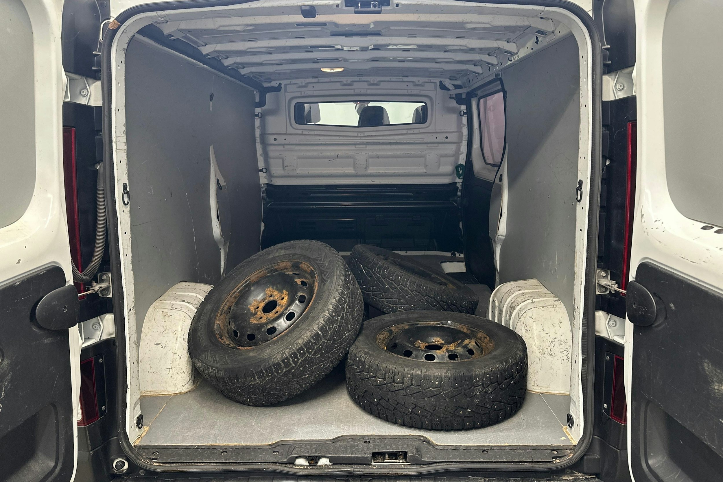 valkoinen Renault Trafic 2018 kuva 9.