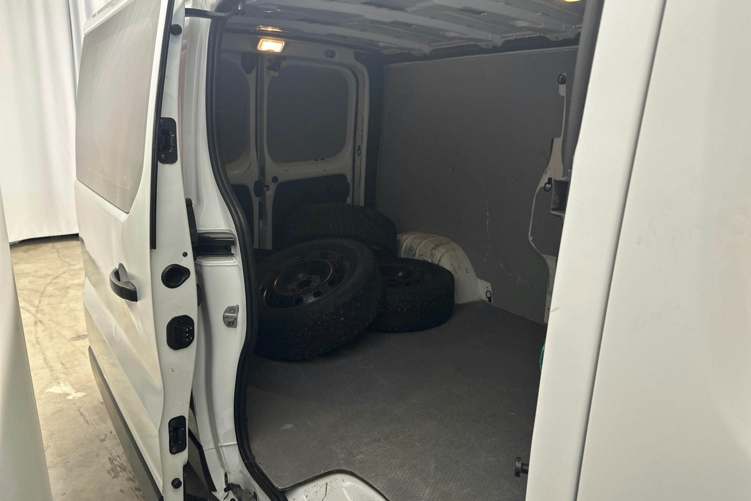 valkoinen Renault Trafic 2018 kuva 10.