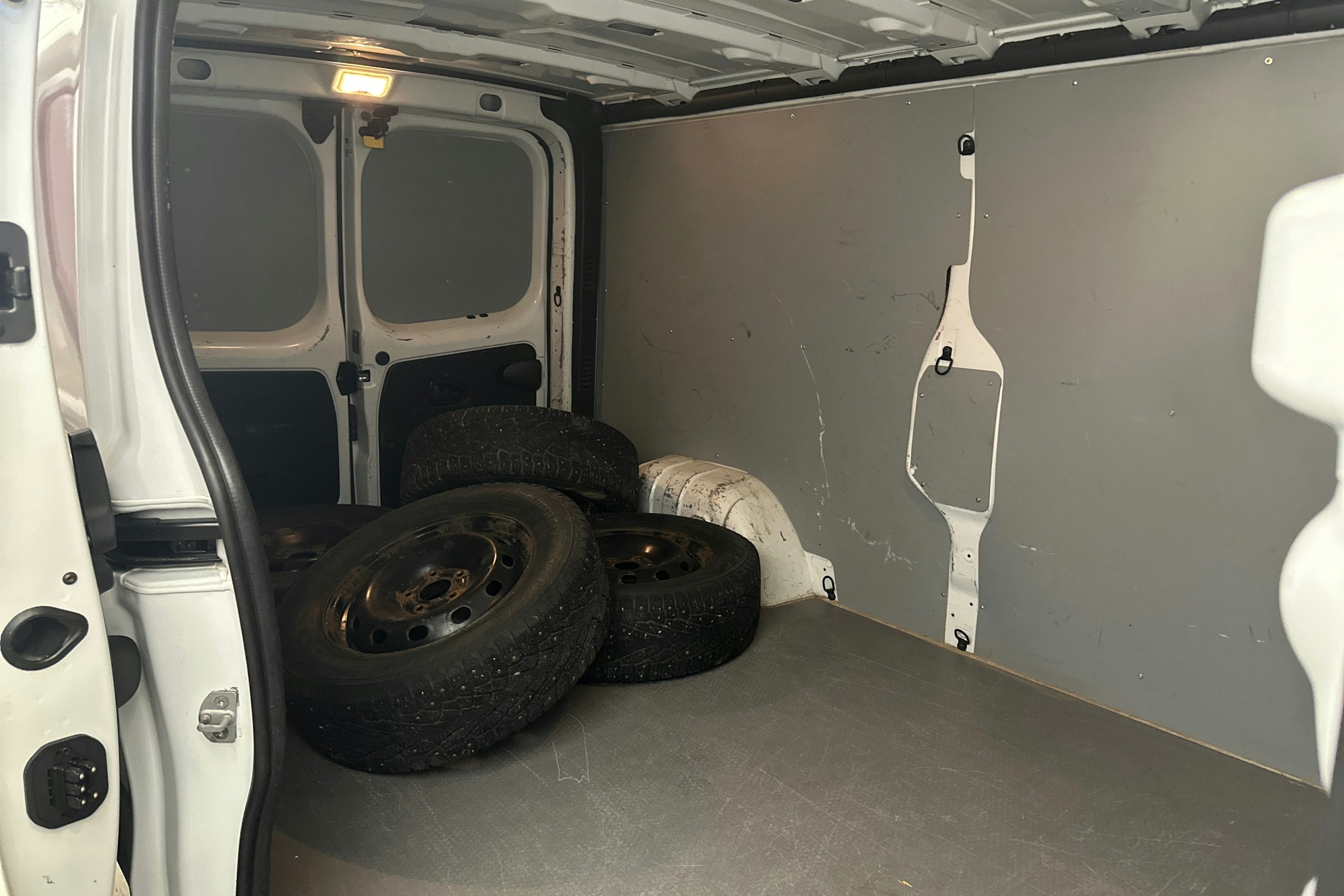 valkoinen Renault Trafic 2018 kuva 11.