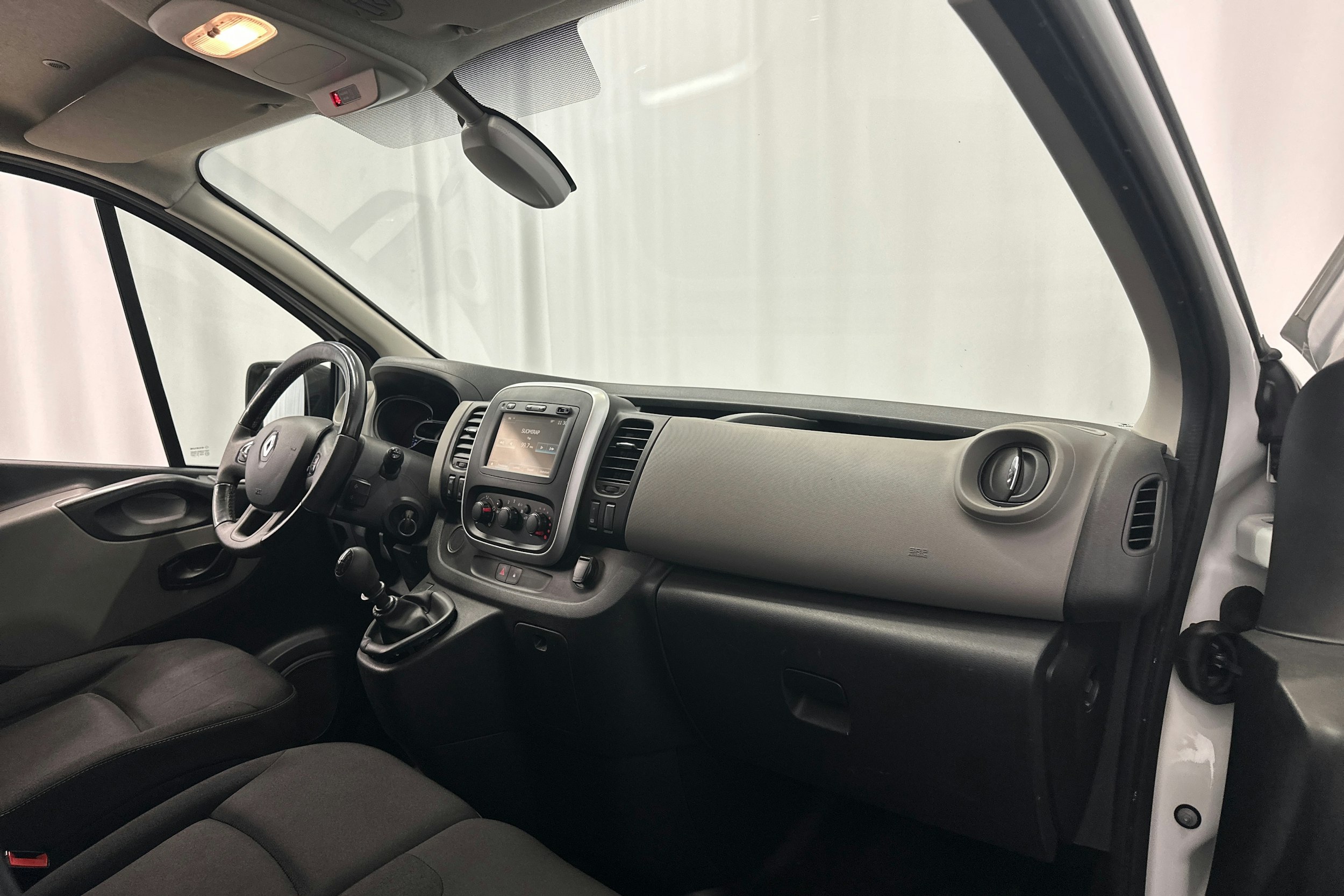 valkoinen Renault Trafic 2018 kuva 12.