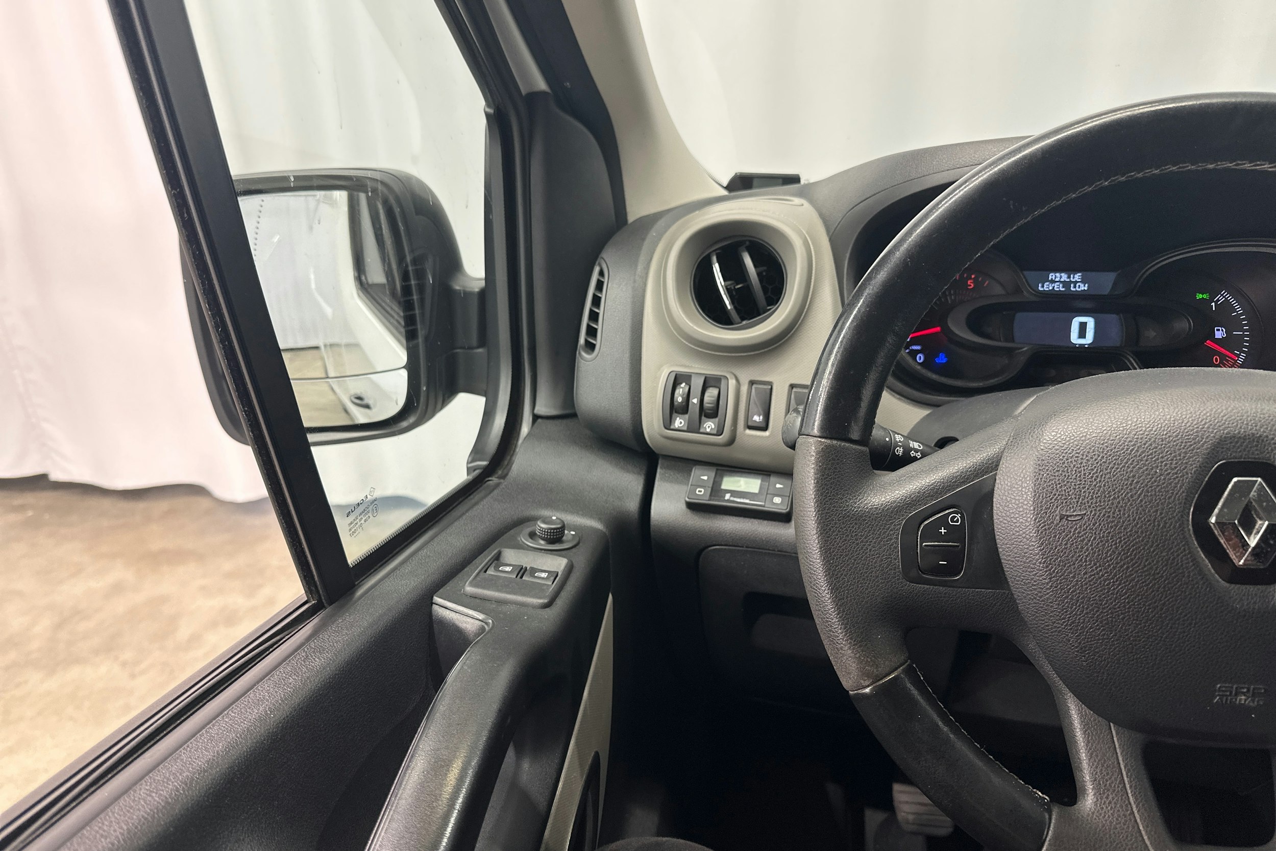 valkoinen Renault Trafic 2018 kuva 16.