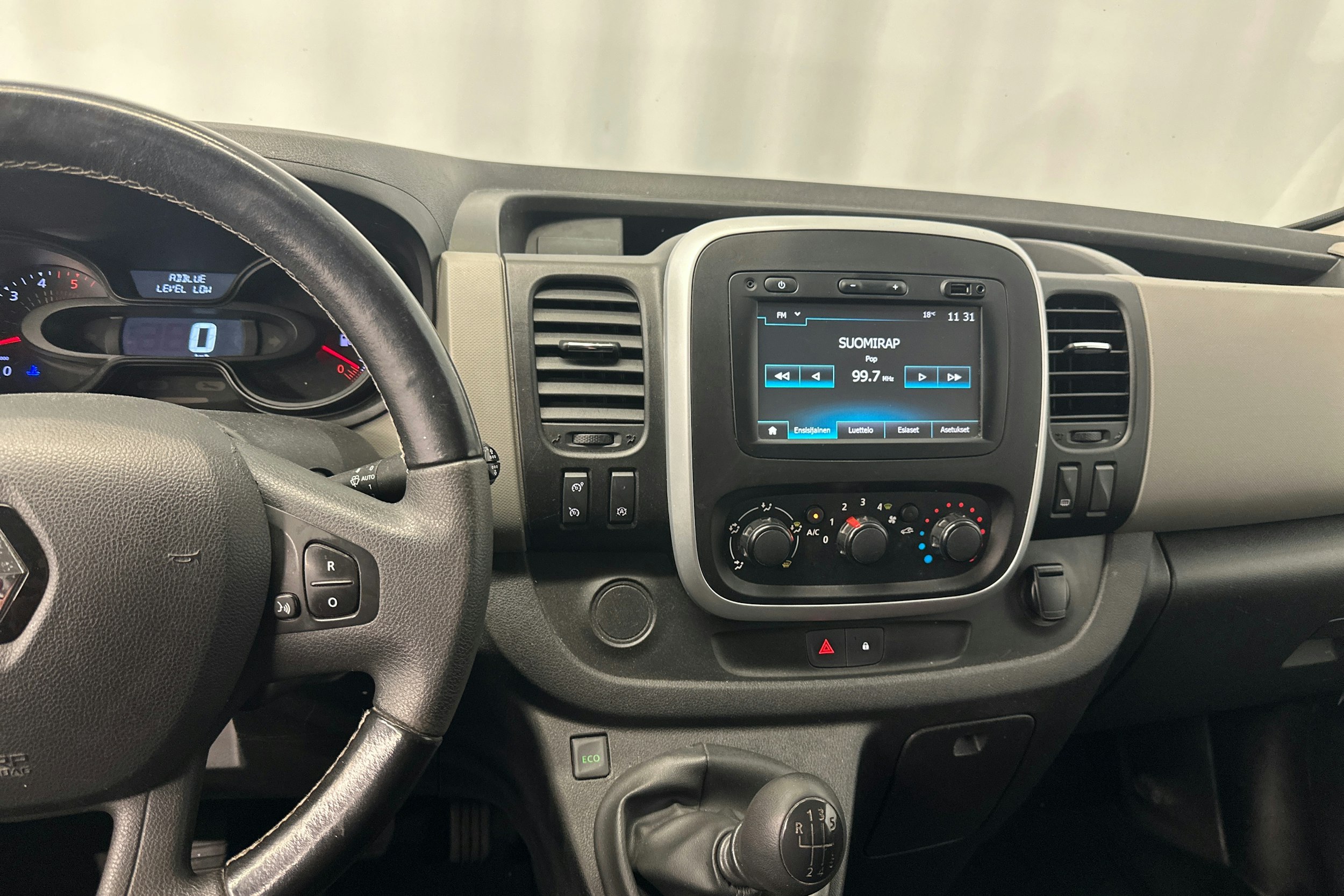 valkoinen Renault Trafic 2018 kuva 17.