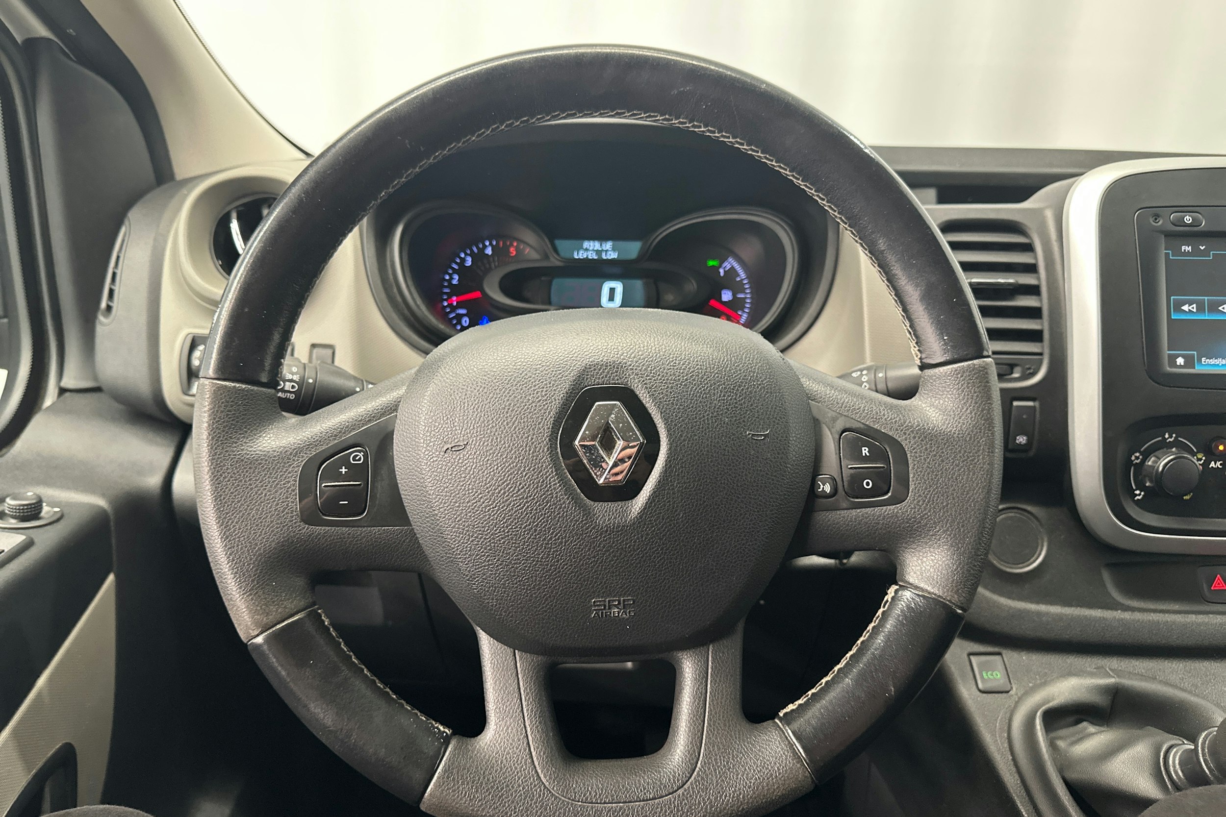 valkoinen Renault Trafic 2018 kuva 18.