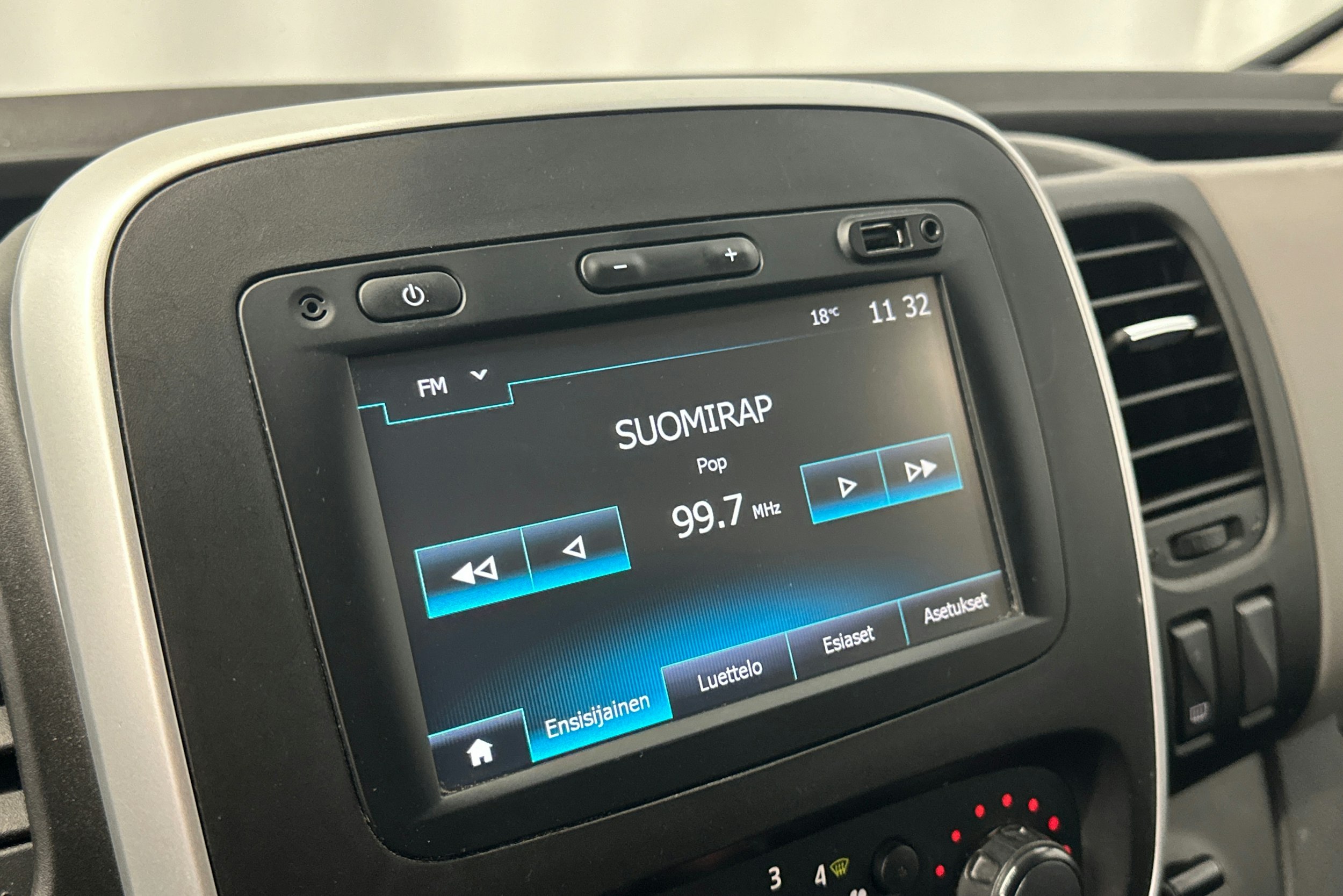 valkoinen Renault Trafic 2018 kuva 20.