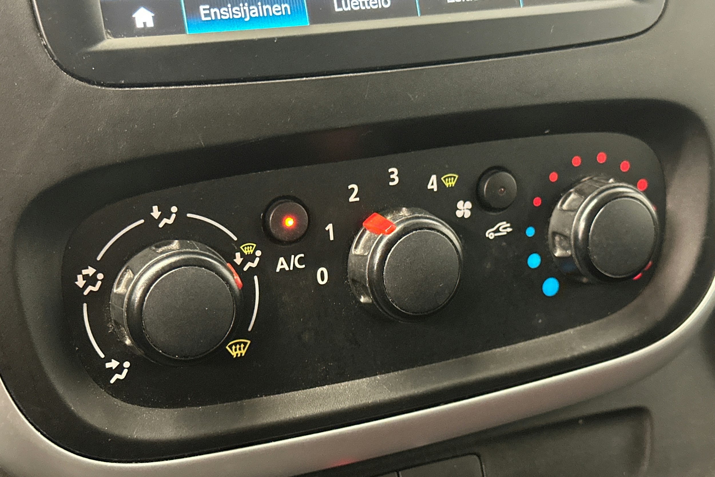 valkoinen Renault Trafic 2018 kuva 22.