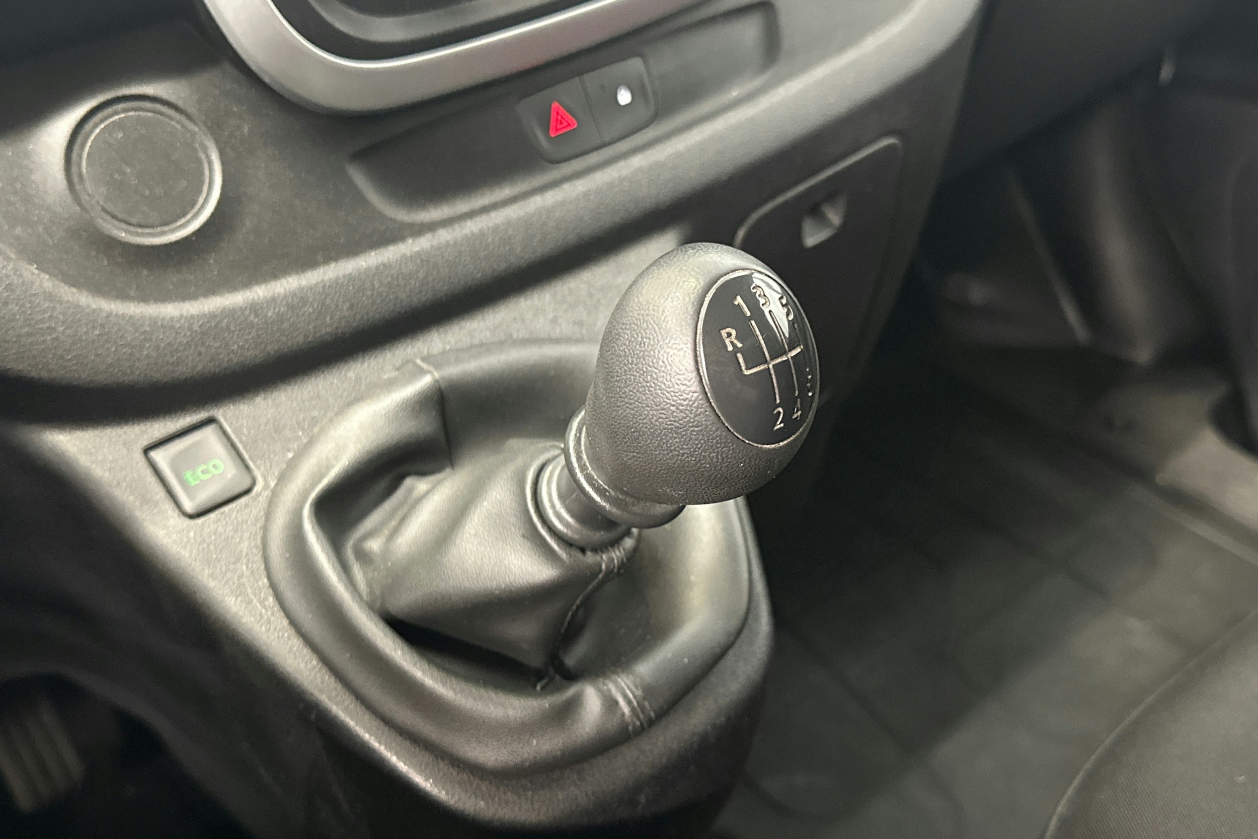 valkoinen Renault Trafic 2018 kuva 23.